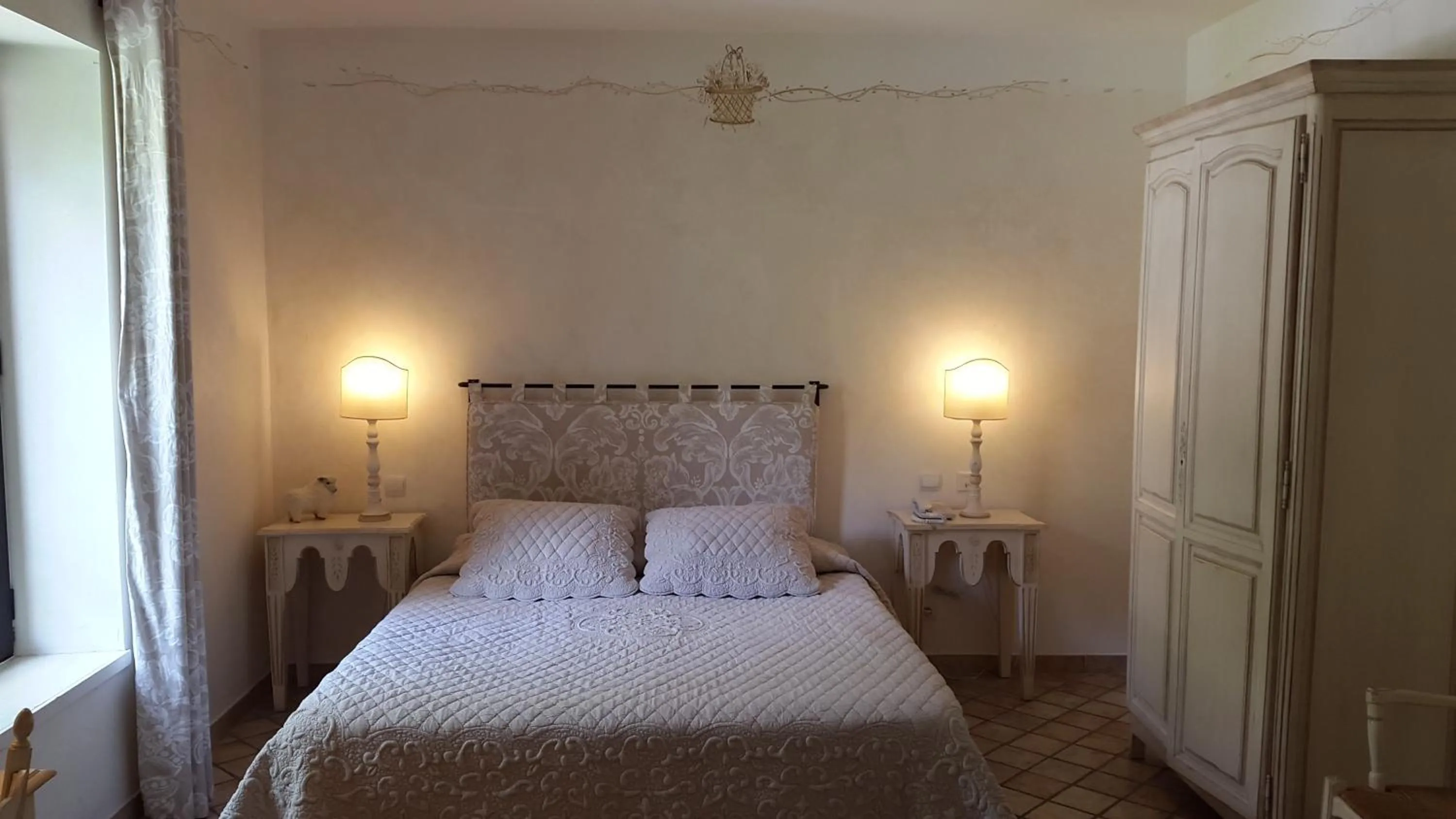 Photo of the whole room, Bed in Hotel du Poète