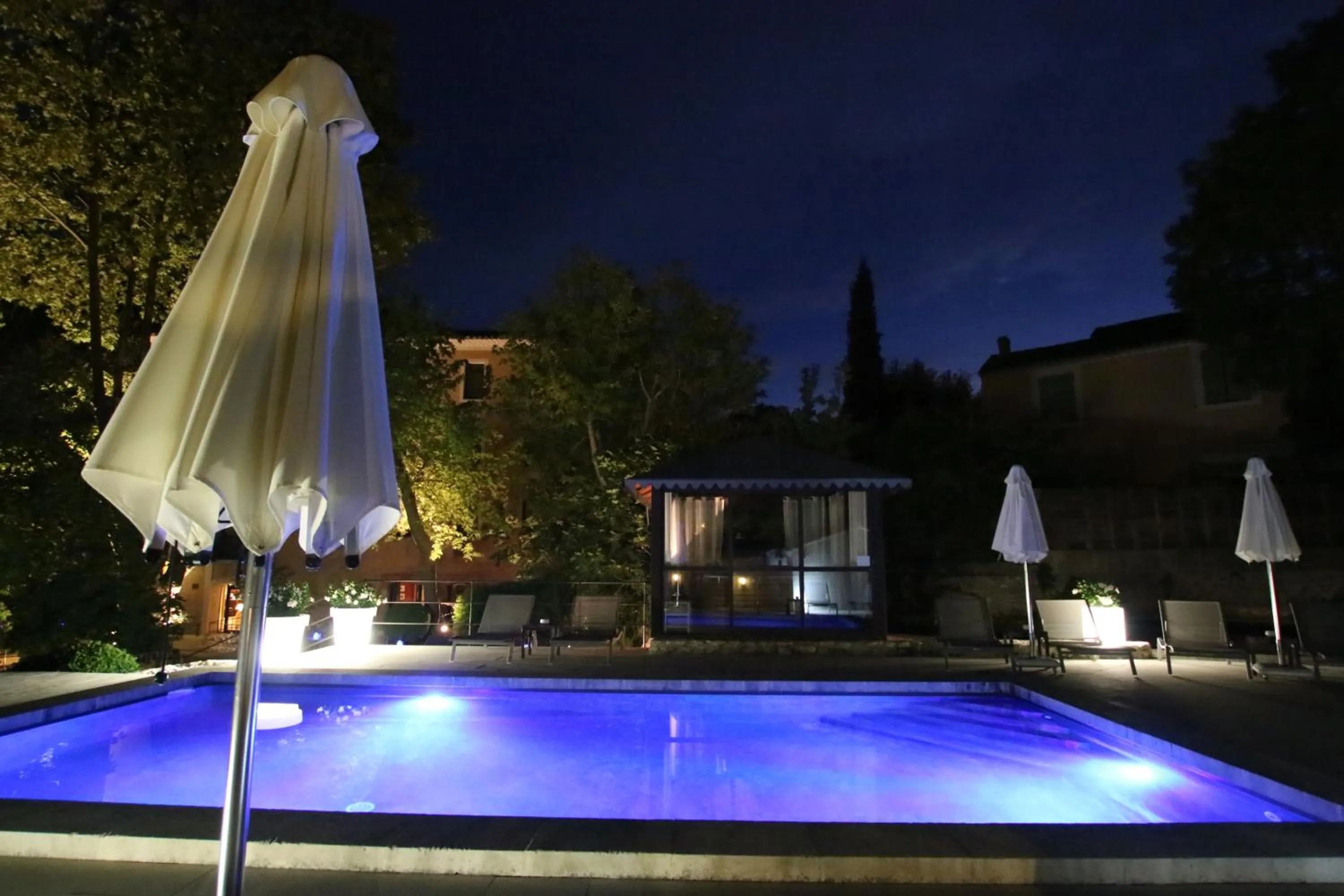 Property building in Hotel du Poète