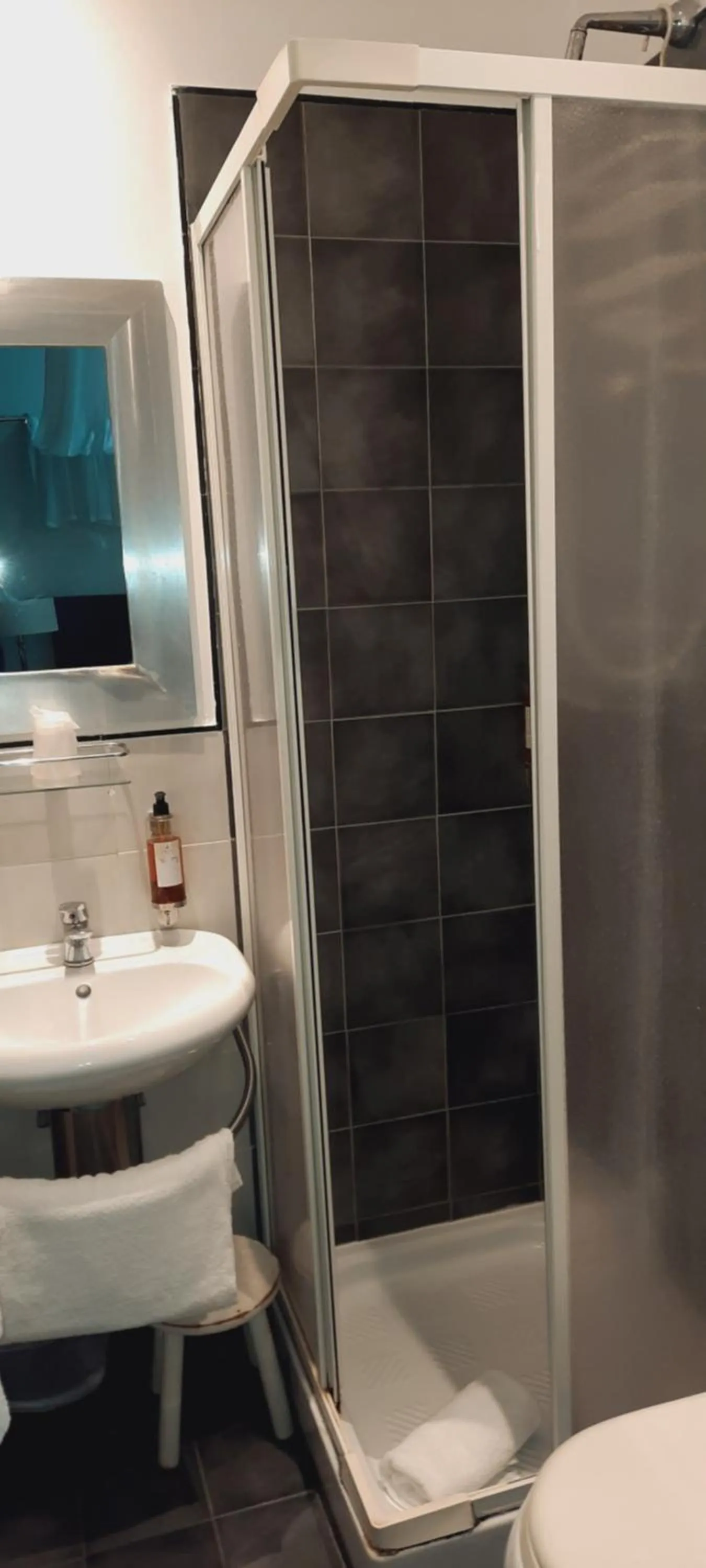 Shower in Hotel Giuggioli