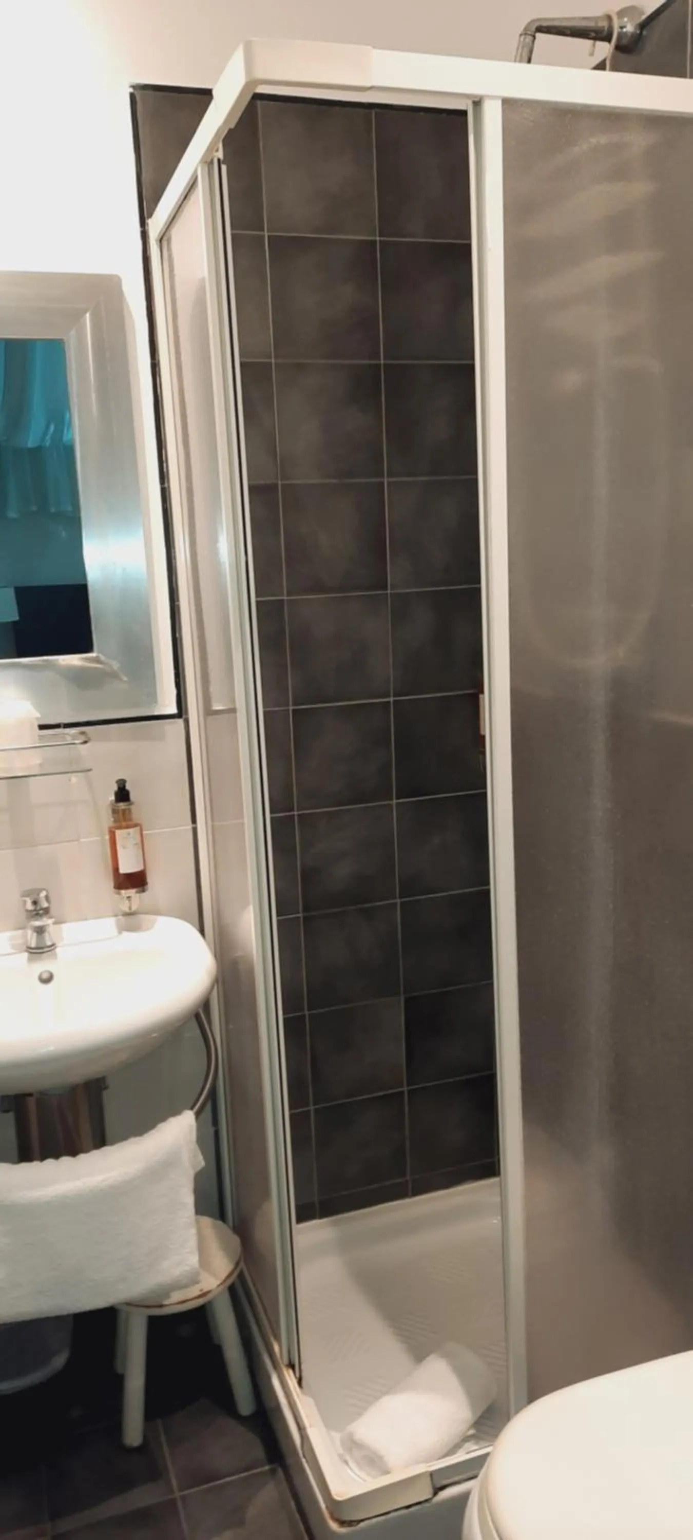 Shower in Hotel Giuggioli