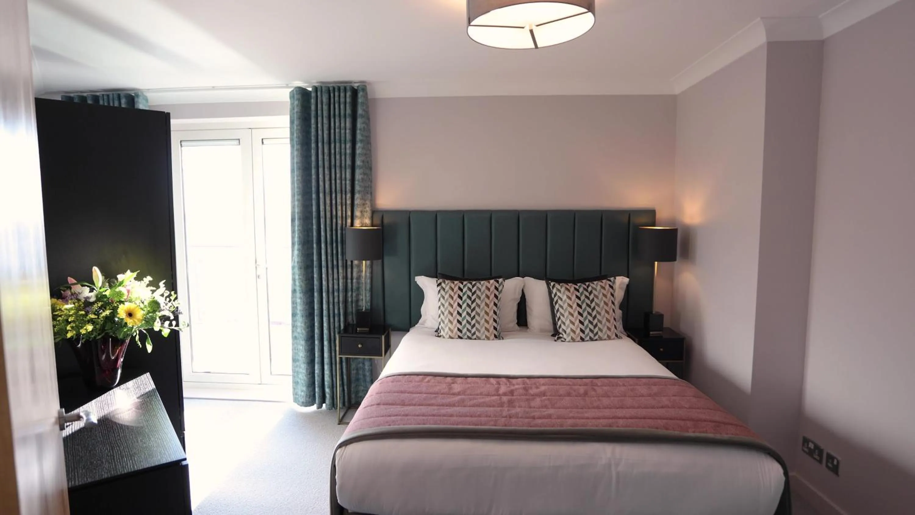 Bedroom, Bed in Fraser Place Canary Wharf