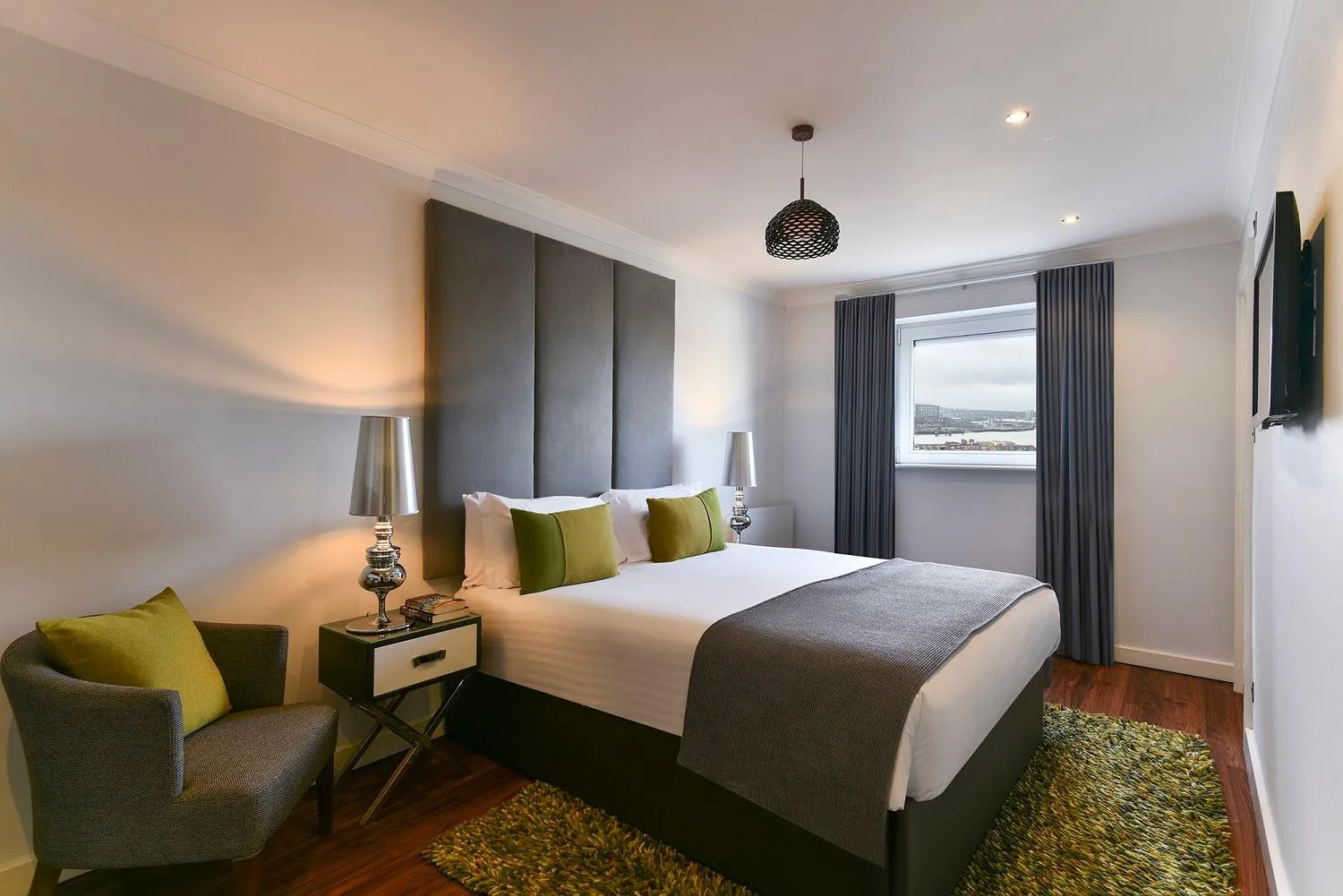 Bedroom, Bed in Fraser Place Canary Wharf