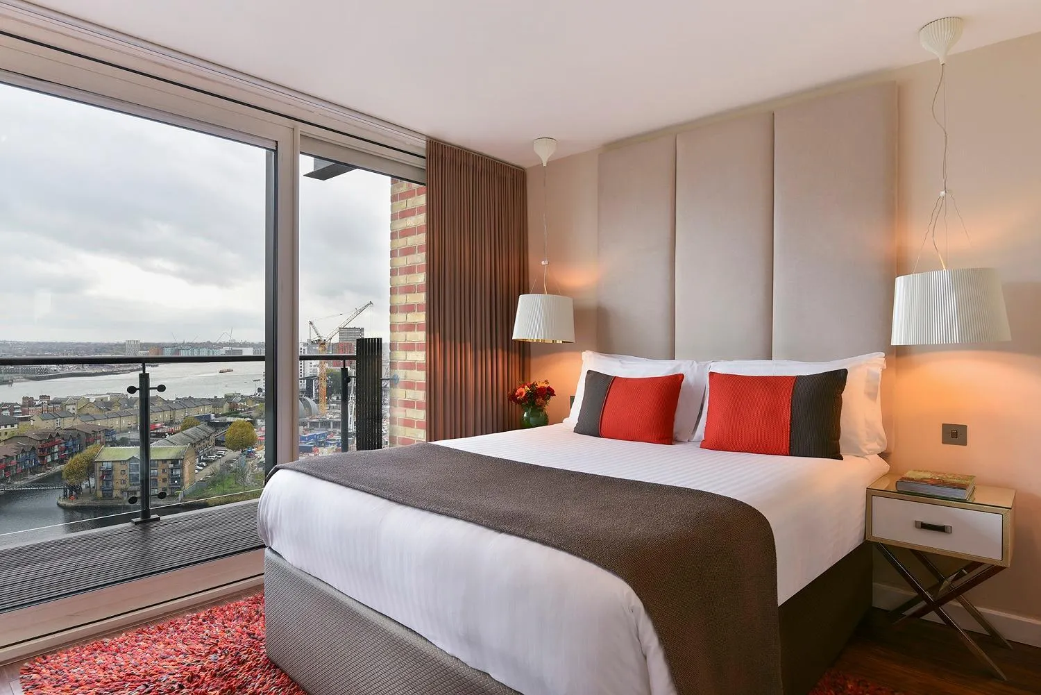 Bedroom, Bed in Fraser Place Canary Wharf