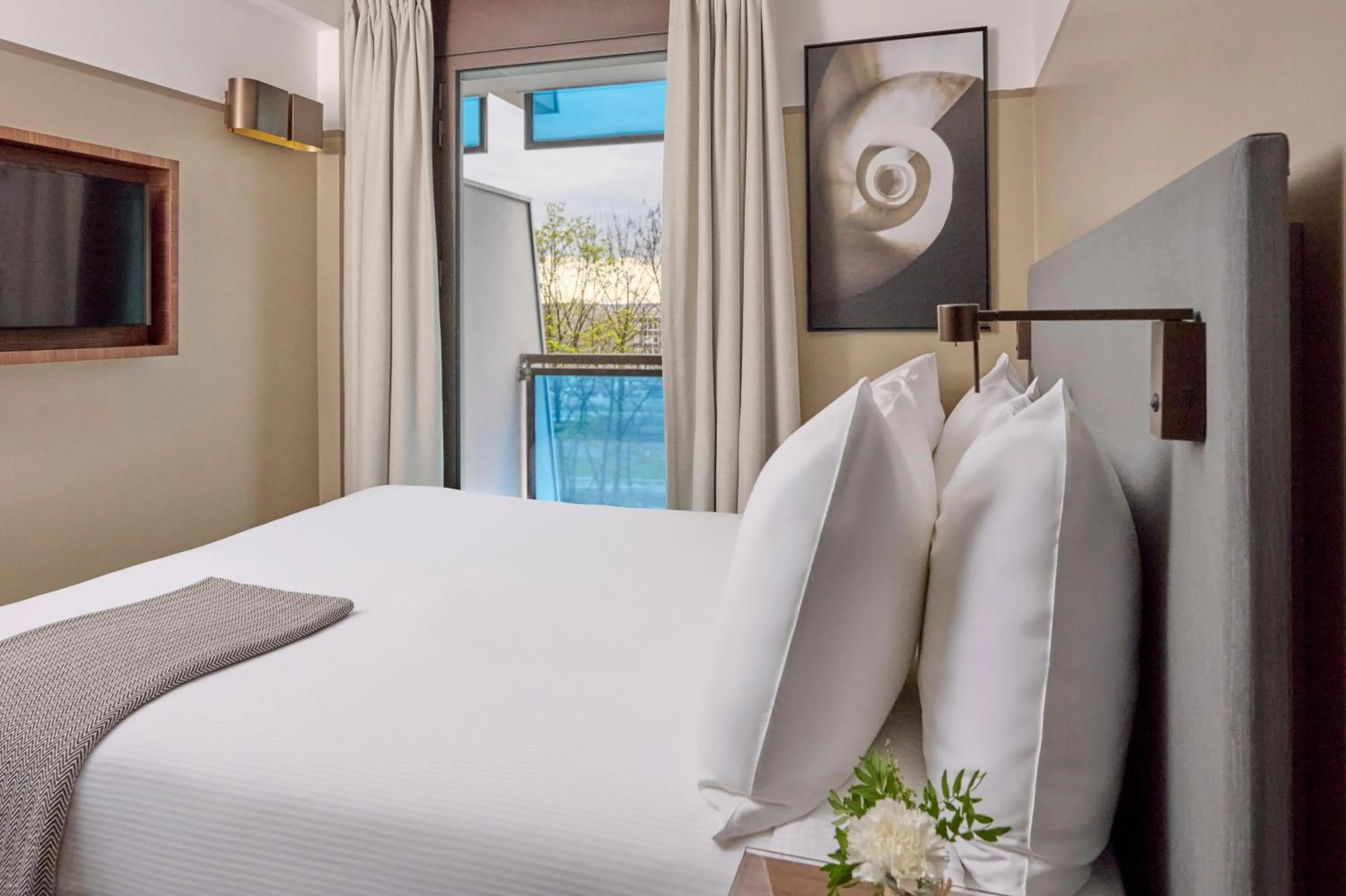 Bed in Fraser Suites Paris La Défense