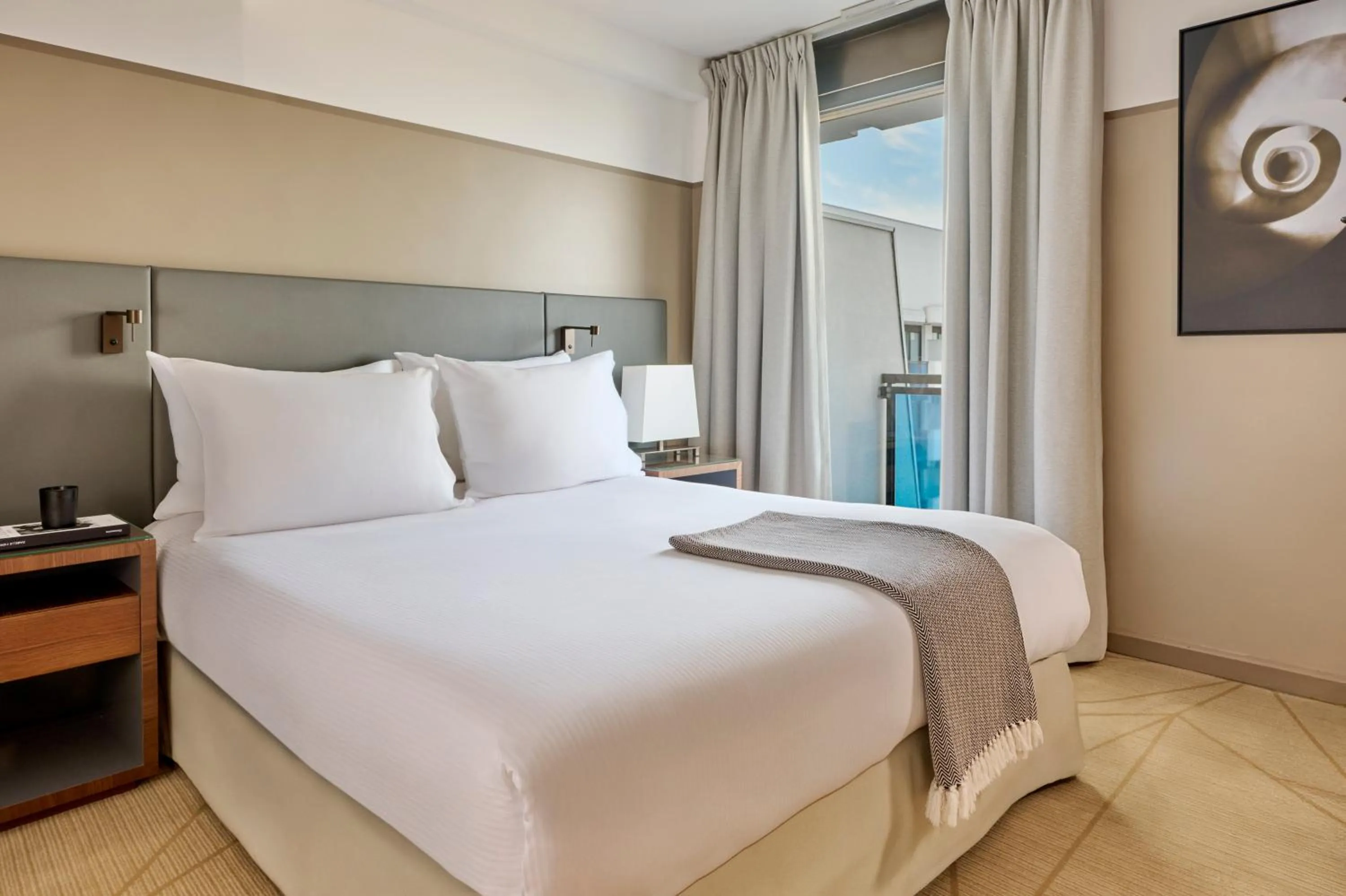 Bedroom, Bed in Fraser Suites Paris La Défense