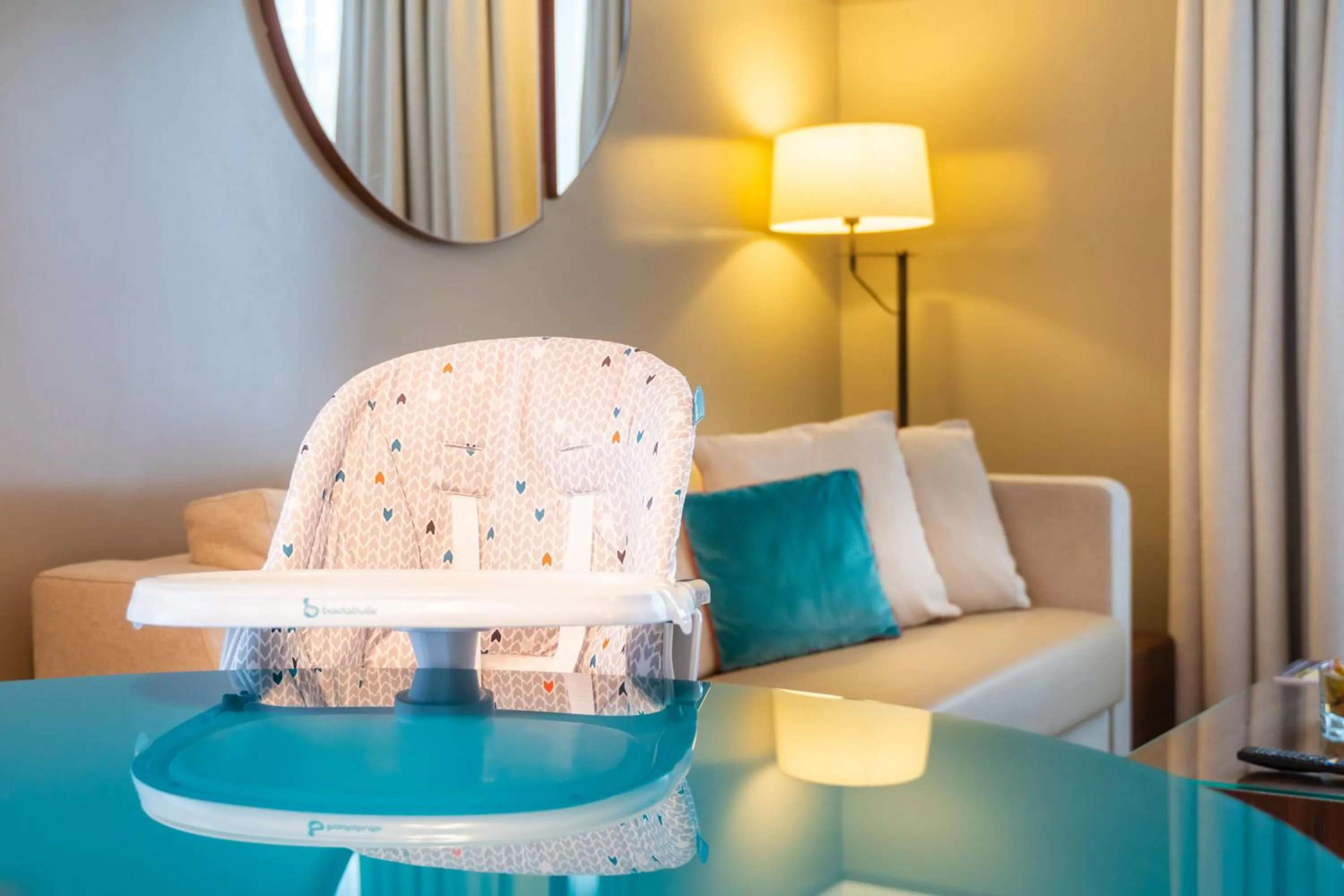 young children, Bed in Fraser Suites Paris La Défense