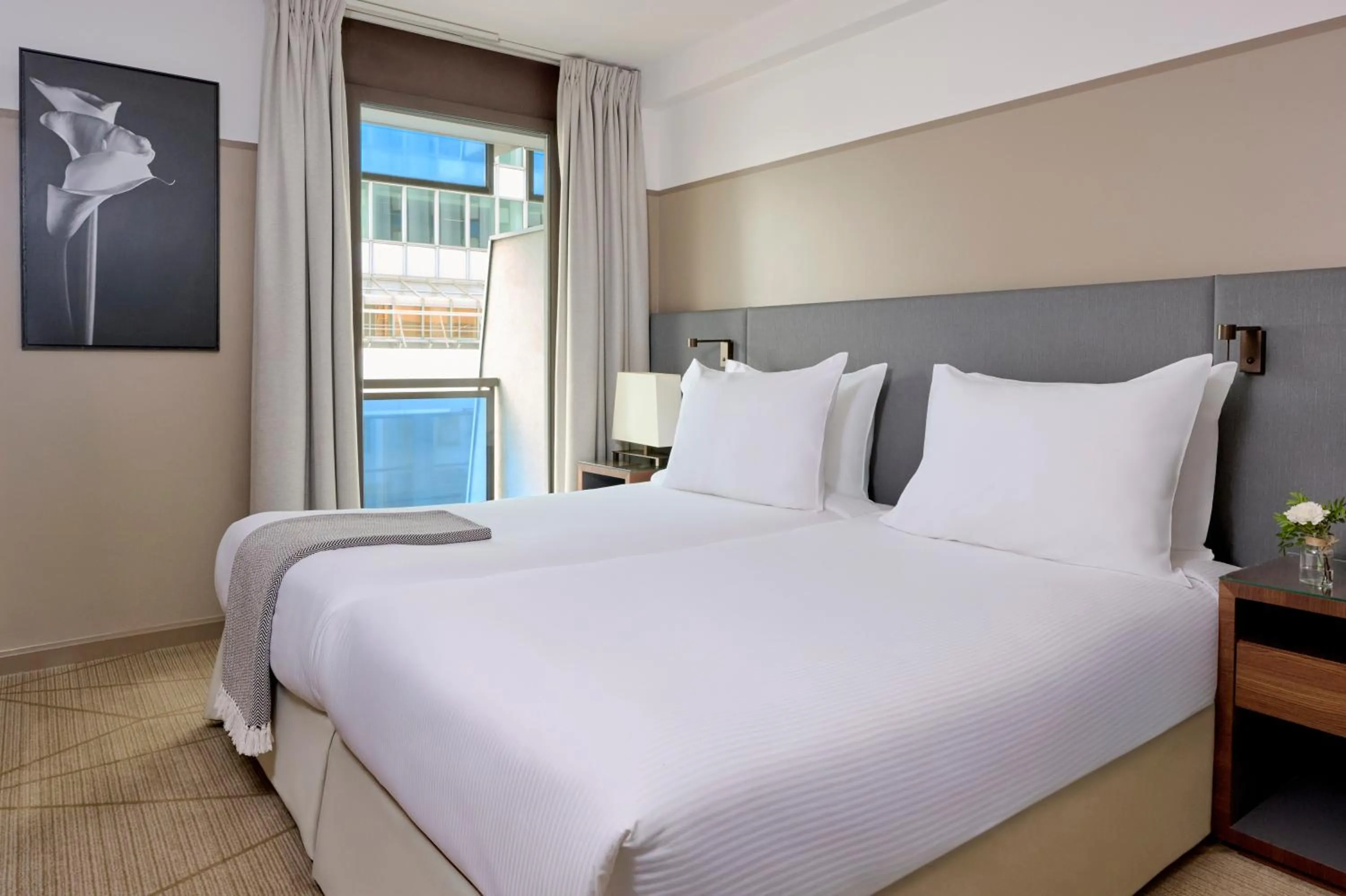 Bed in Fraser Suites Paris La Défense