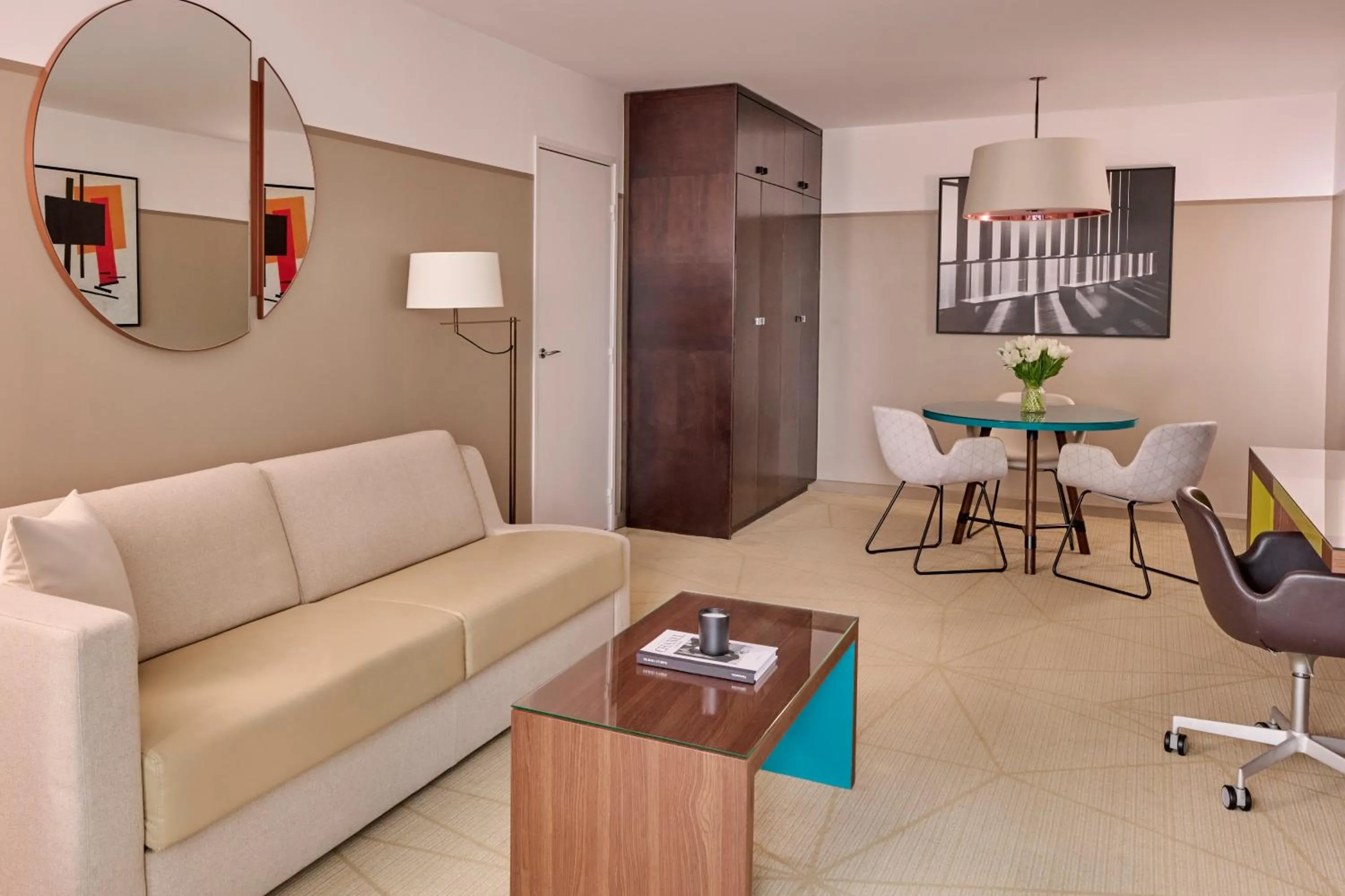 Living room in Fraser Suites Paris La Défense