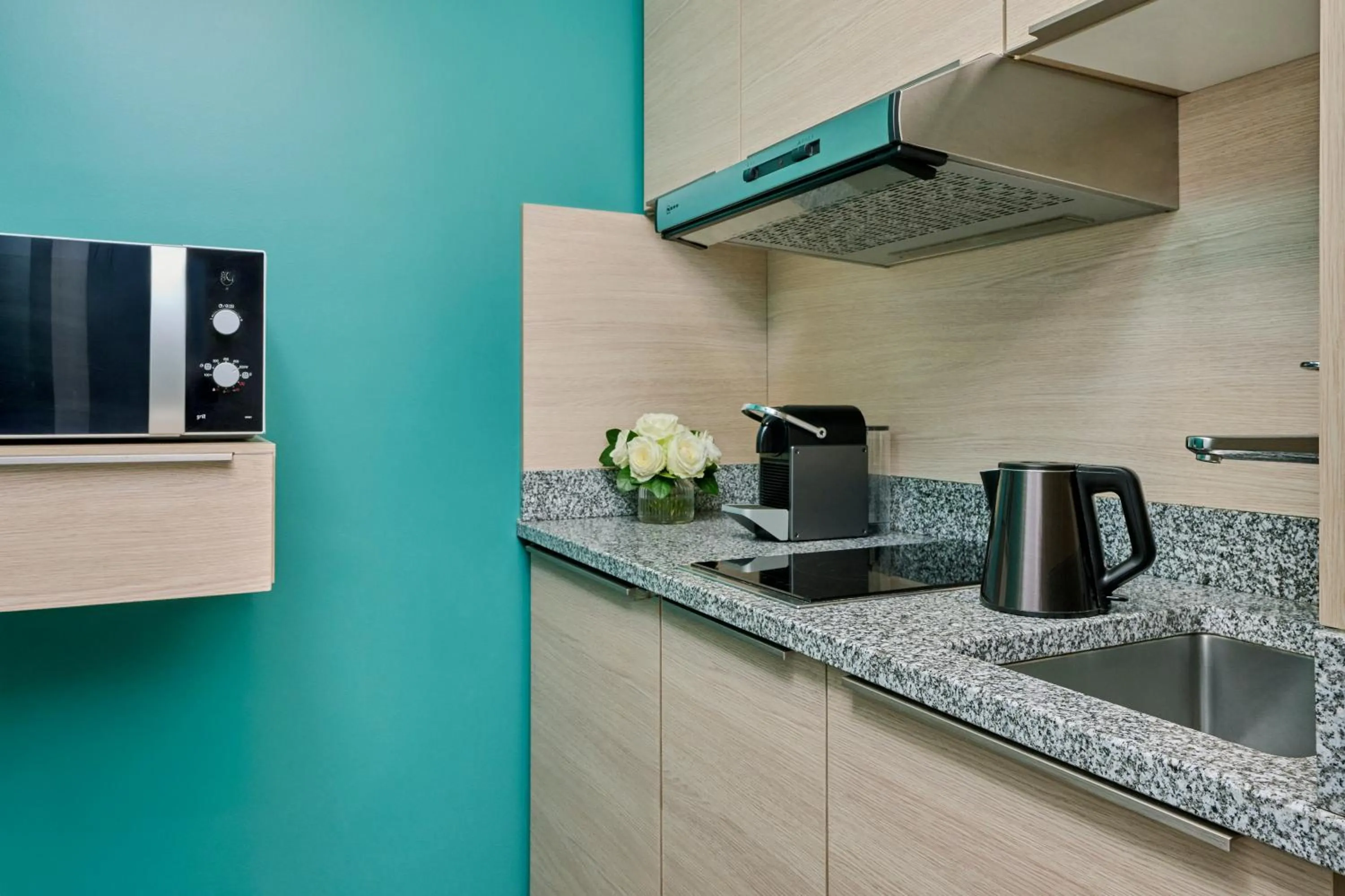 Coffee/tea facilities in Fraser Suites Paris La Défense