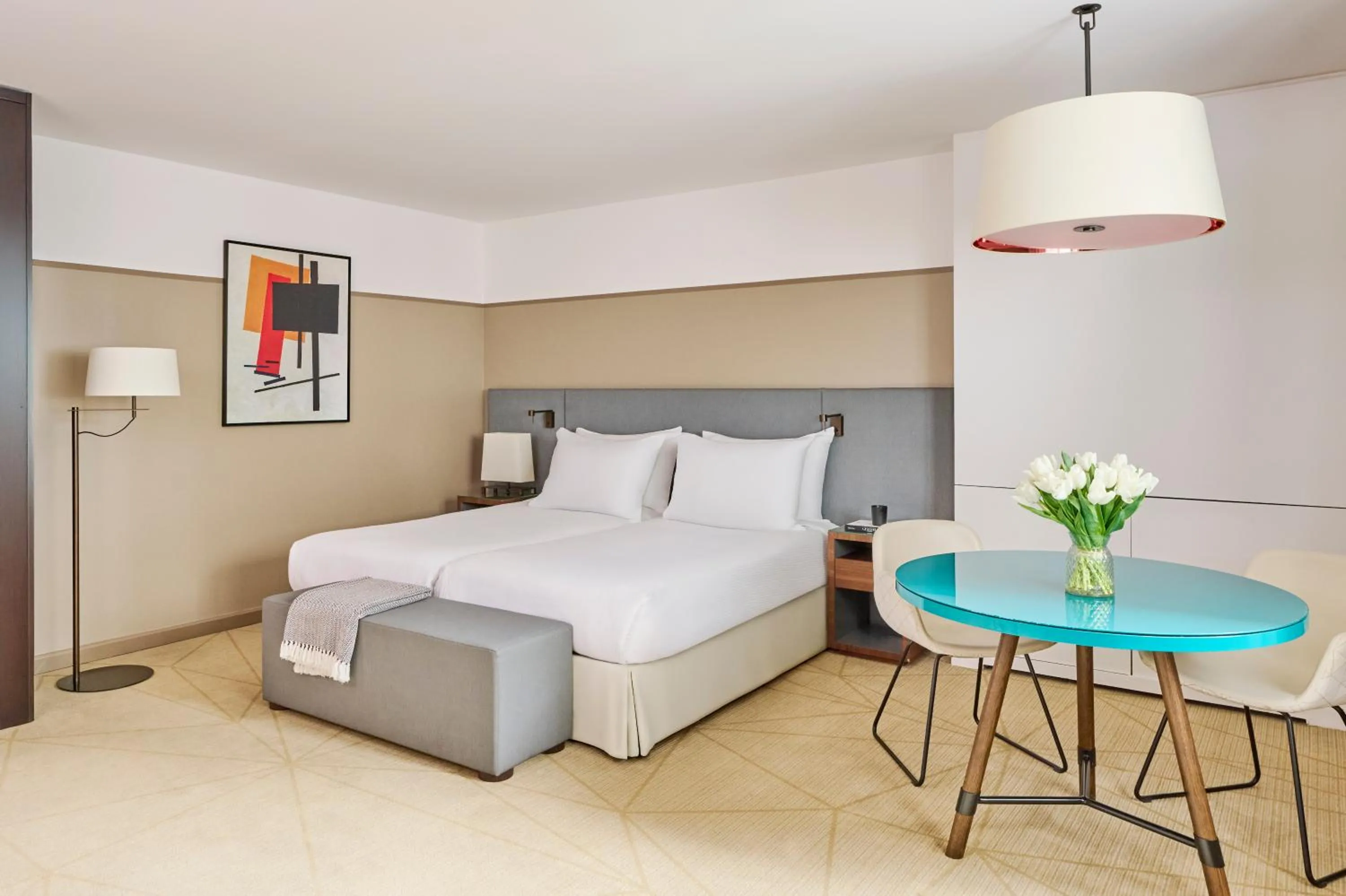 Bed in Fraser Suites Paris La Défense