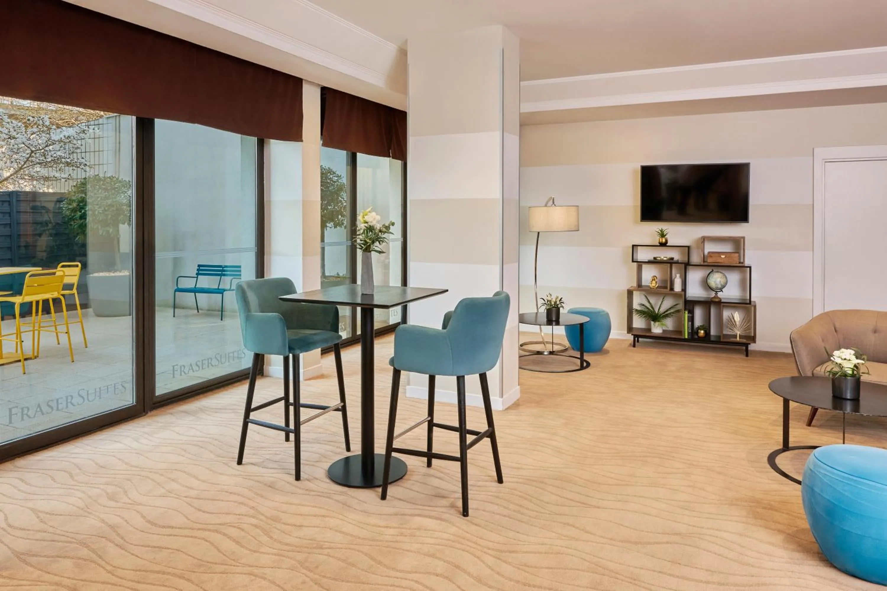 Communal lounge/ TV room in Fraser Suites Paris La Défense