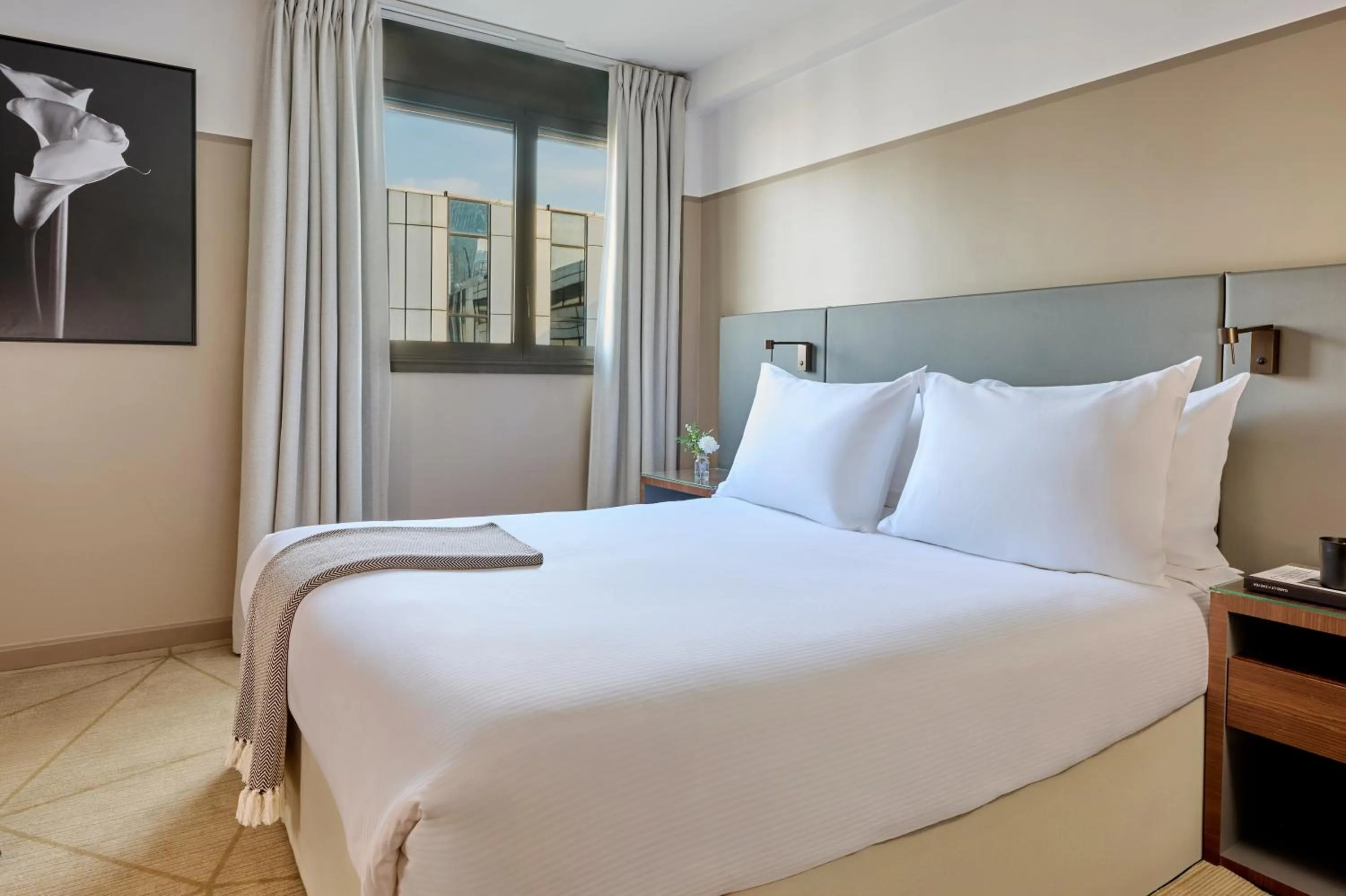 Bedroom, Bed in Fraser Suites Paris La Défense