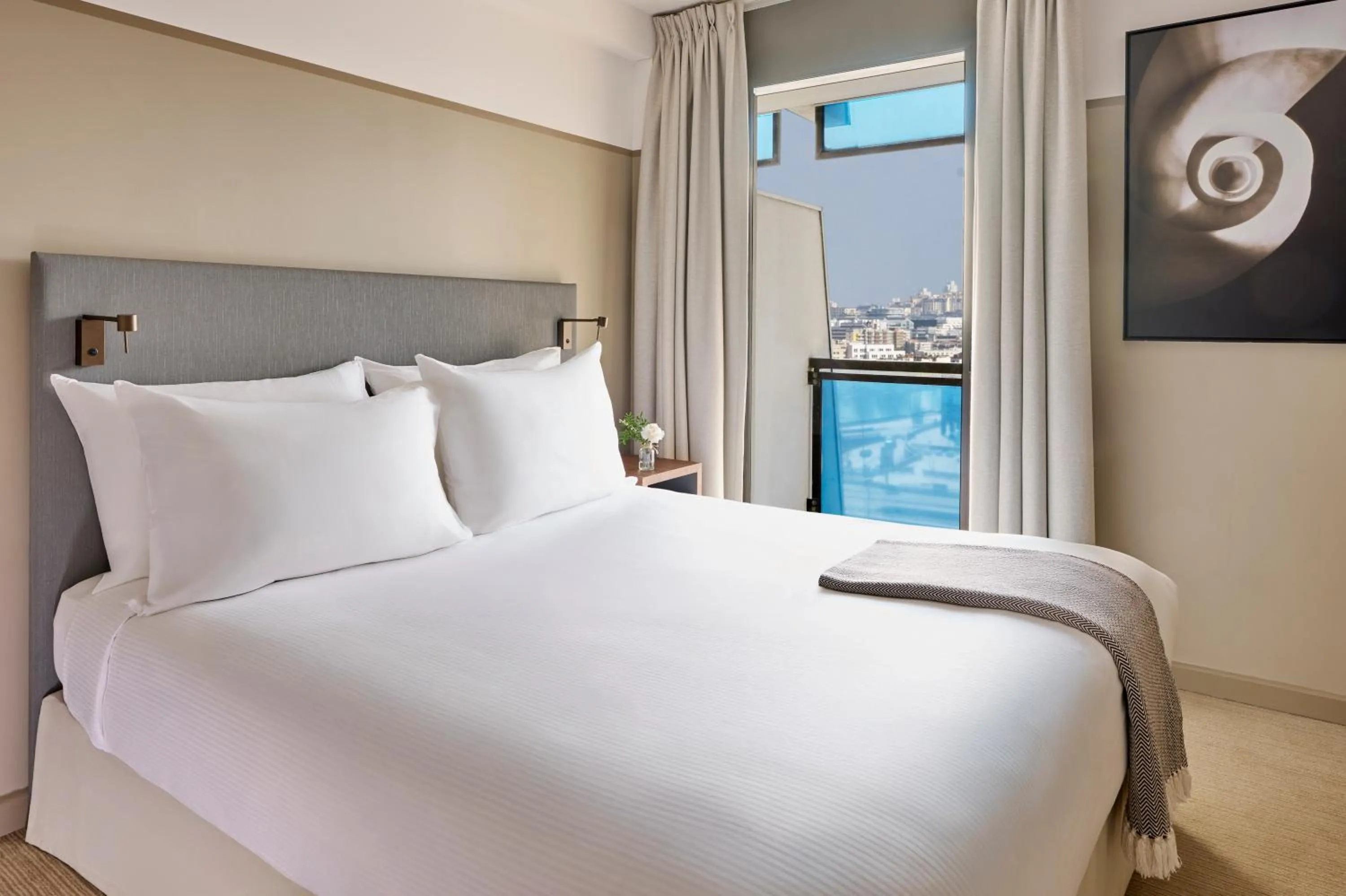 Bed in Fraser Suites Paris La Défense