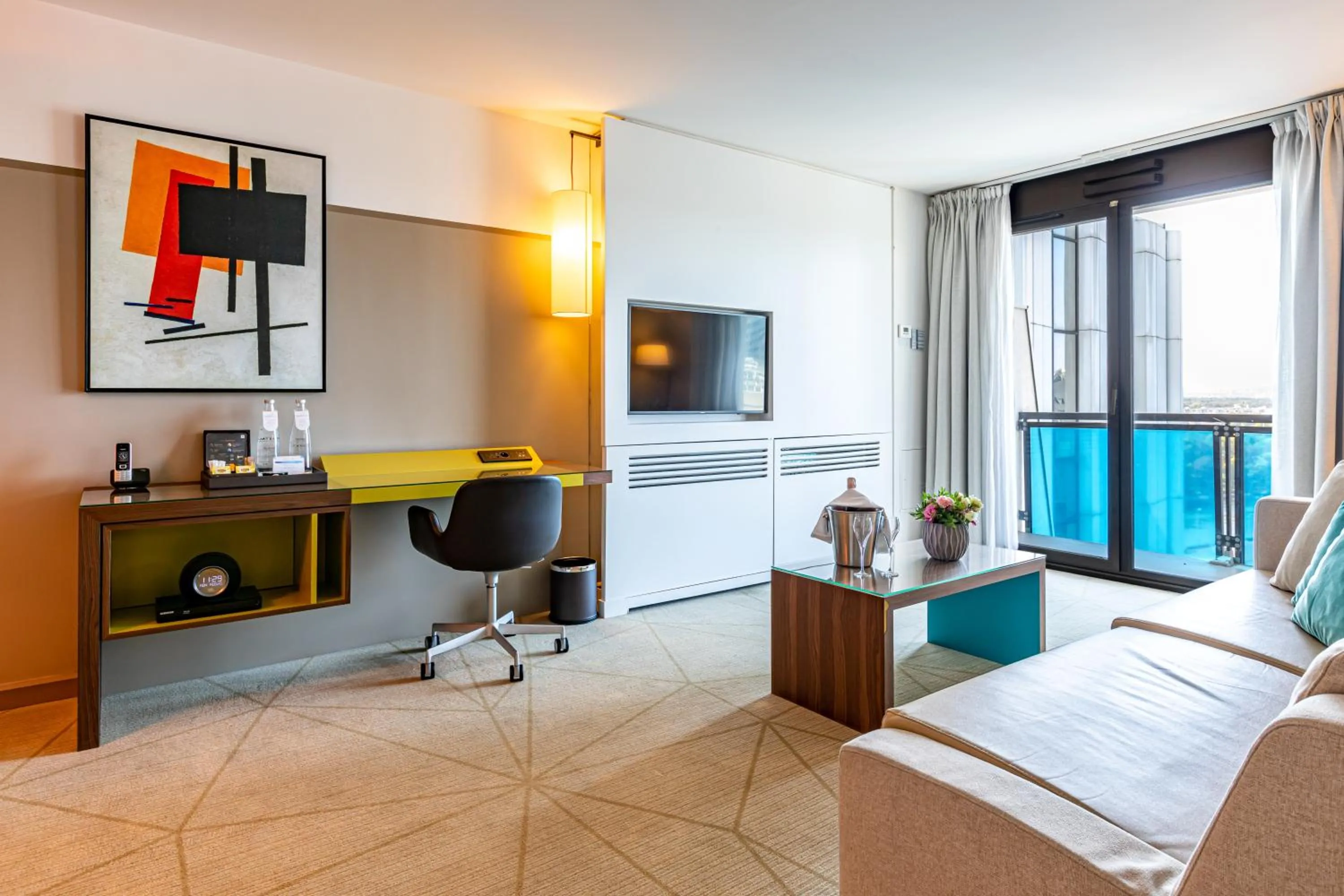 Living room in Fraser Suites Paris La Défense