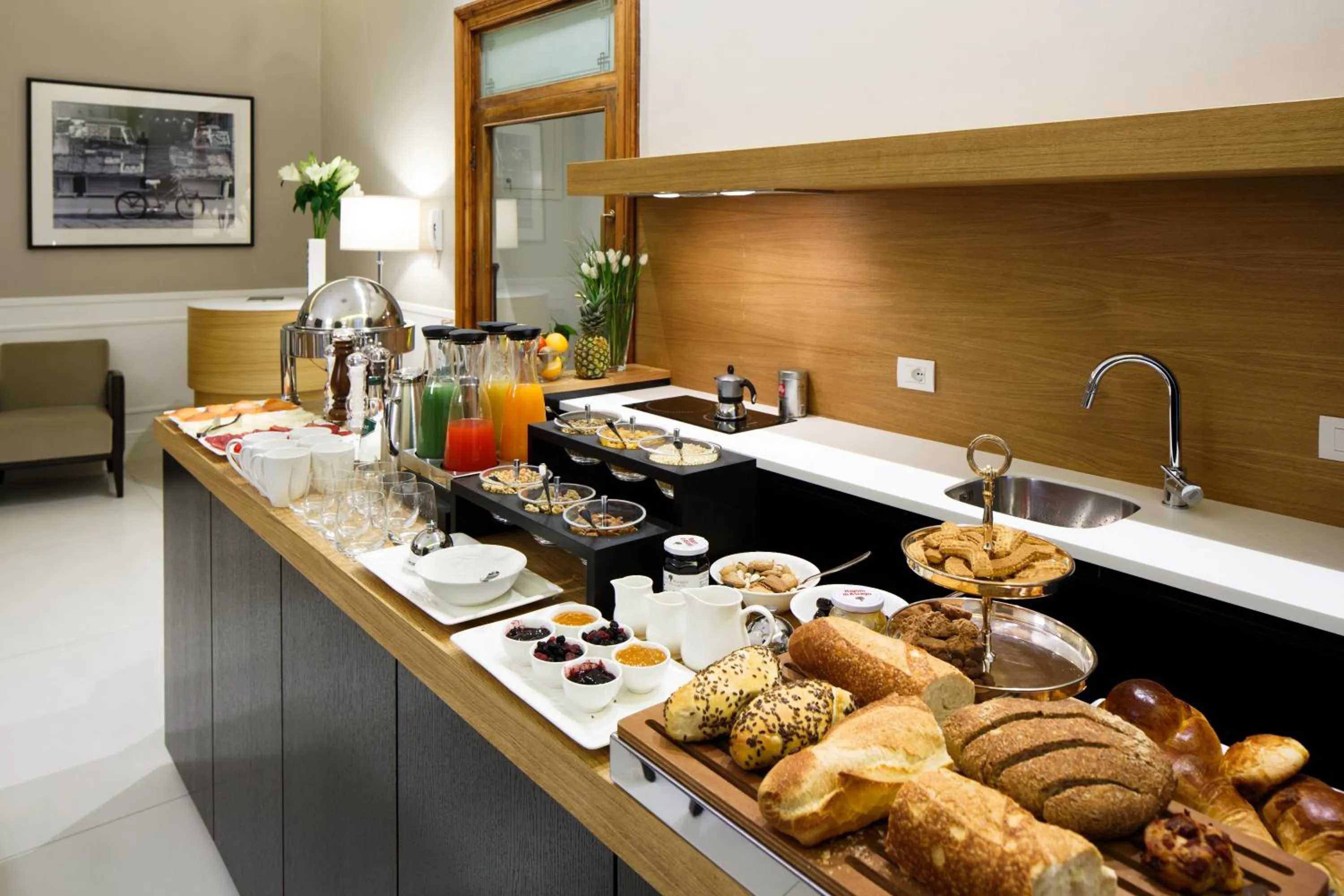 Food and drinks in NAP Luxury Guest House Bovio