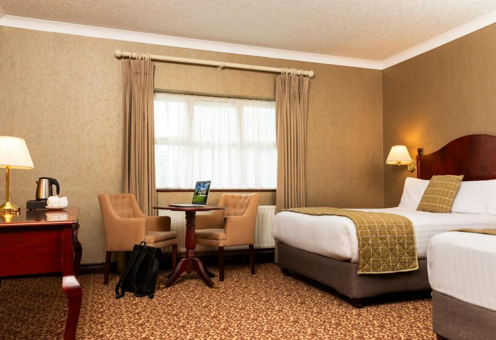 Bedroom, Bed in Seven Oaks Hotel