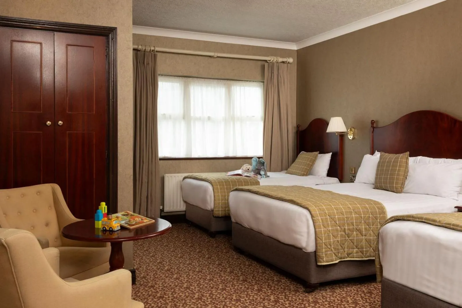 Bedroom, Bed in Seven Oaks Hotel