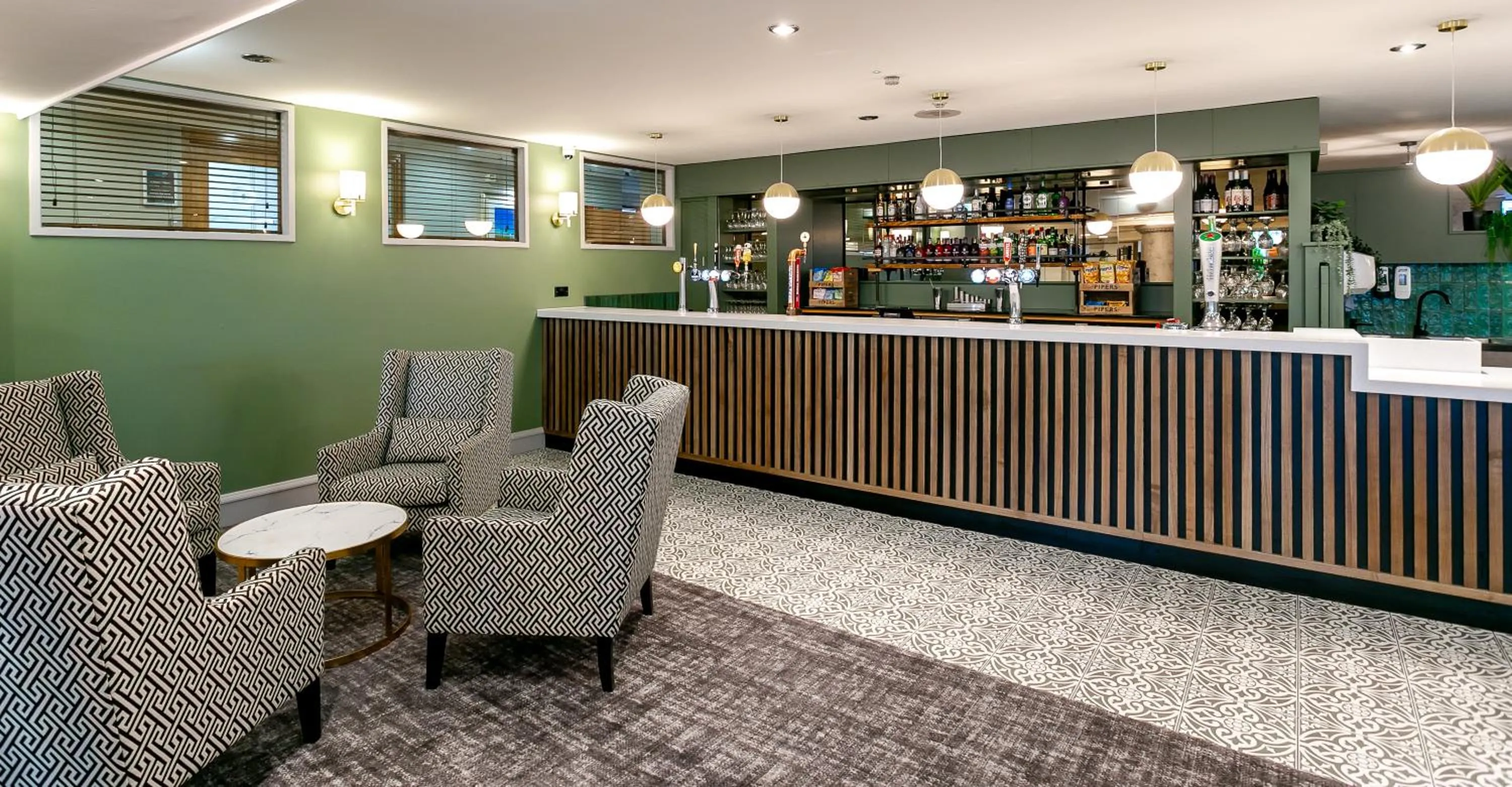 Lounge or bar in Cedar Court Hotel Huddersfield