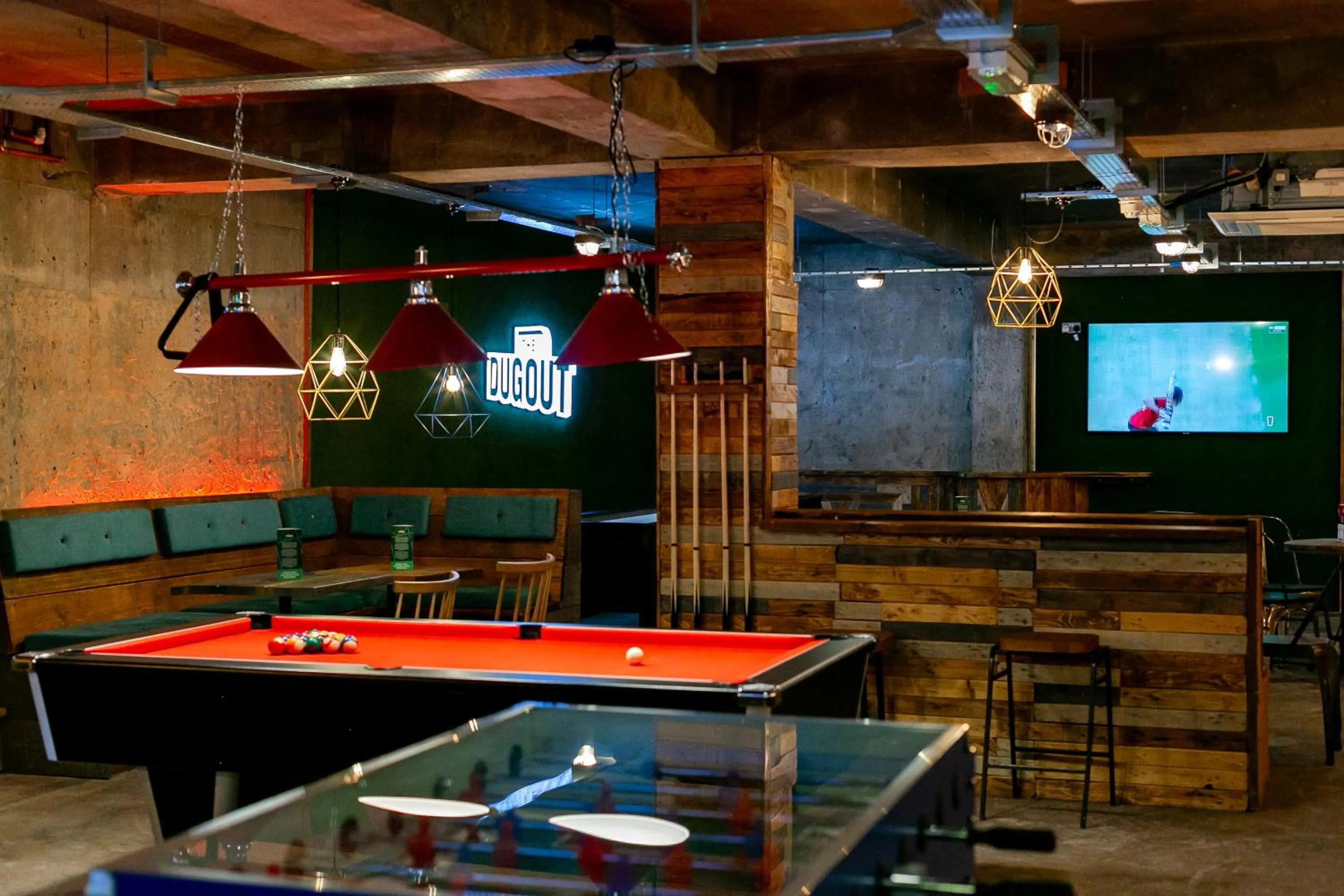 Lounge or bar in Cedar Court Hotel Huddersfield