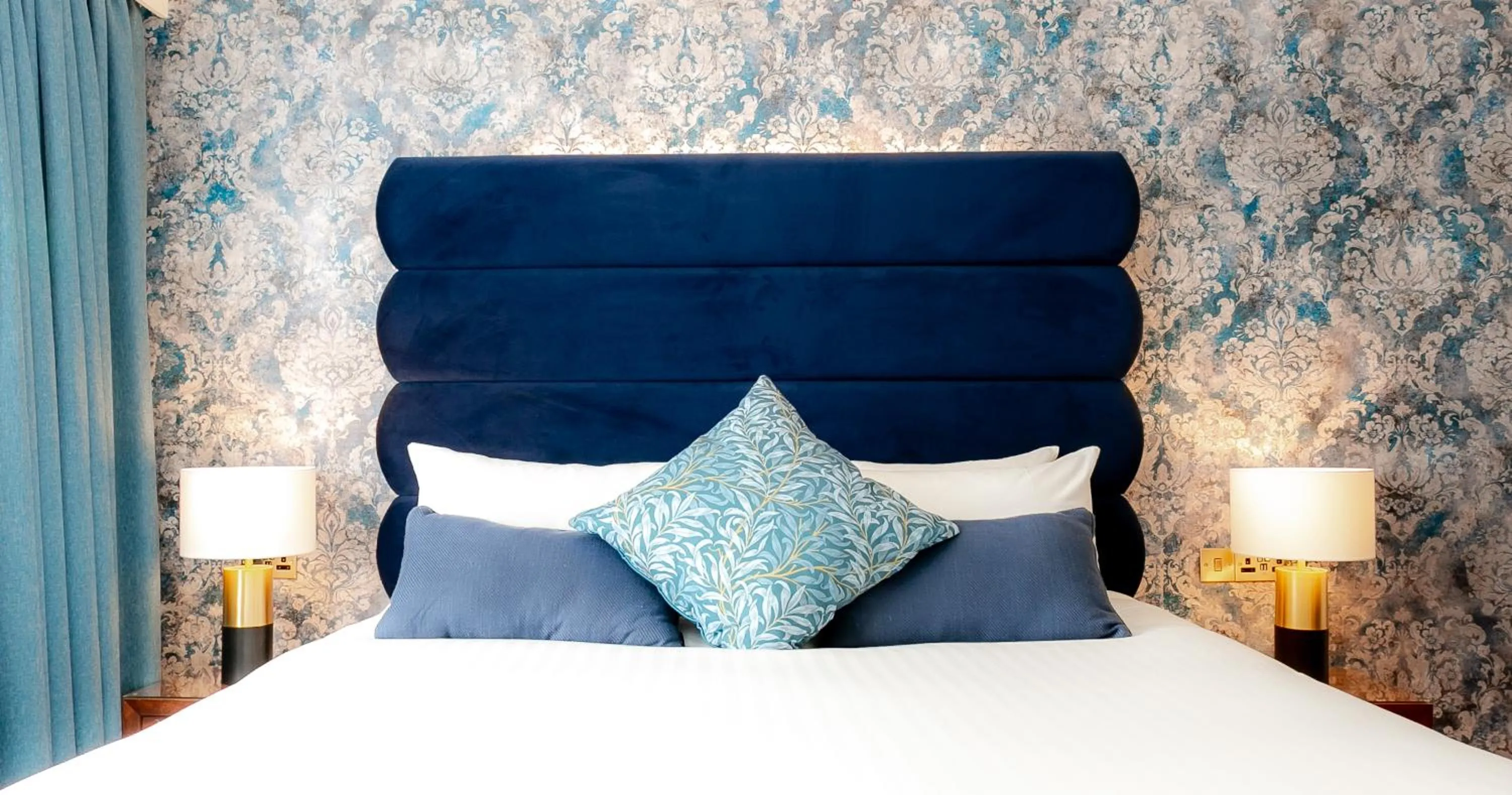 Bedroom, Bed in Cedar Court Hotel Huddersfield