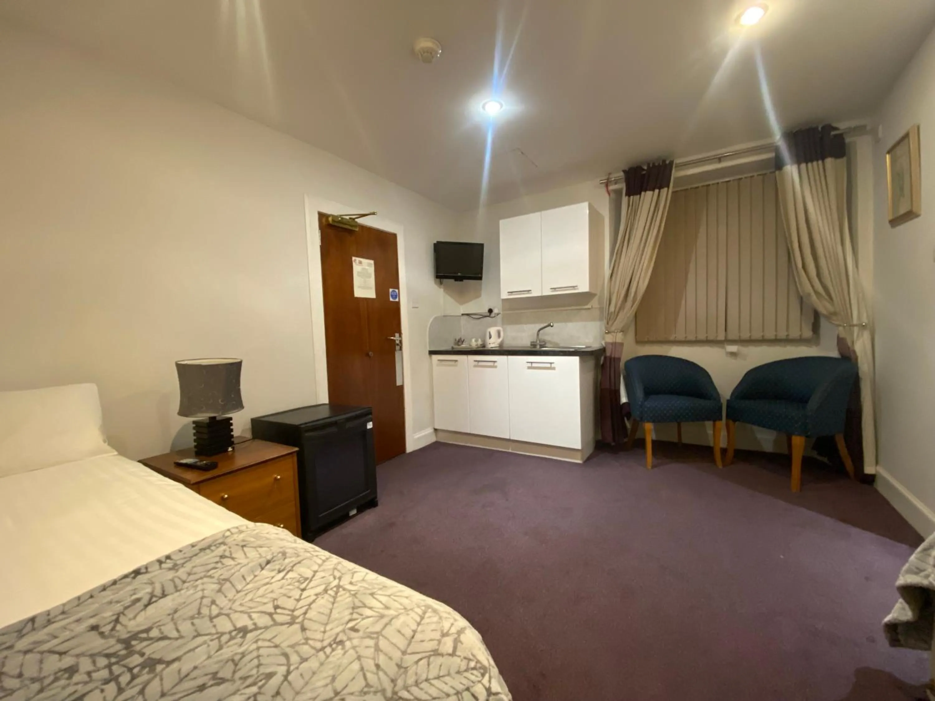 Photo of the whole room, Bed in Park View House