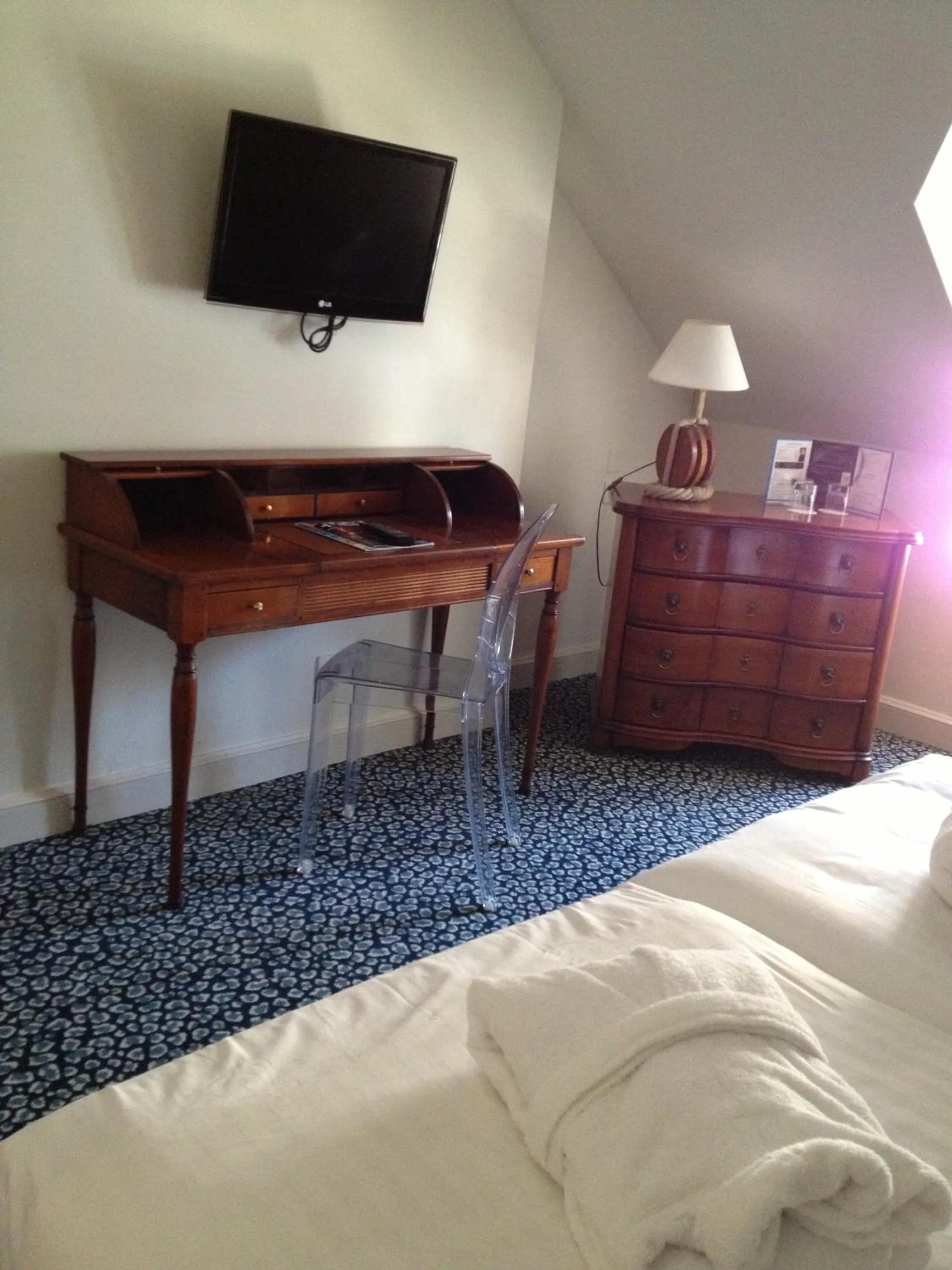 Seating area, Bed in Le Querrien