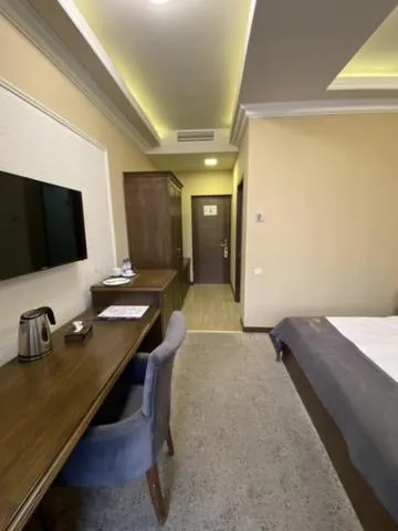 Photo of the whole room, Bed in Boulevard Hotel