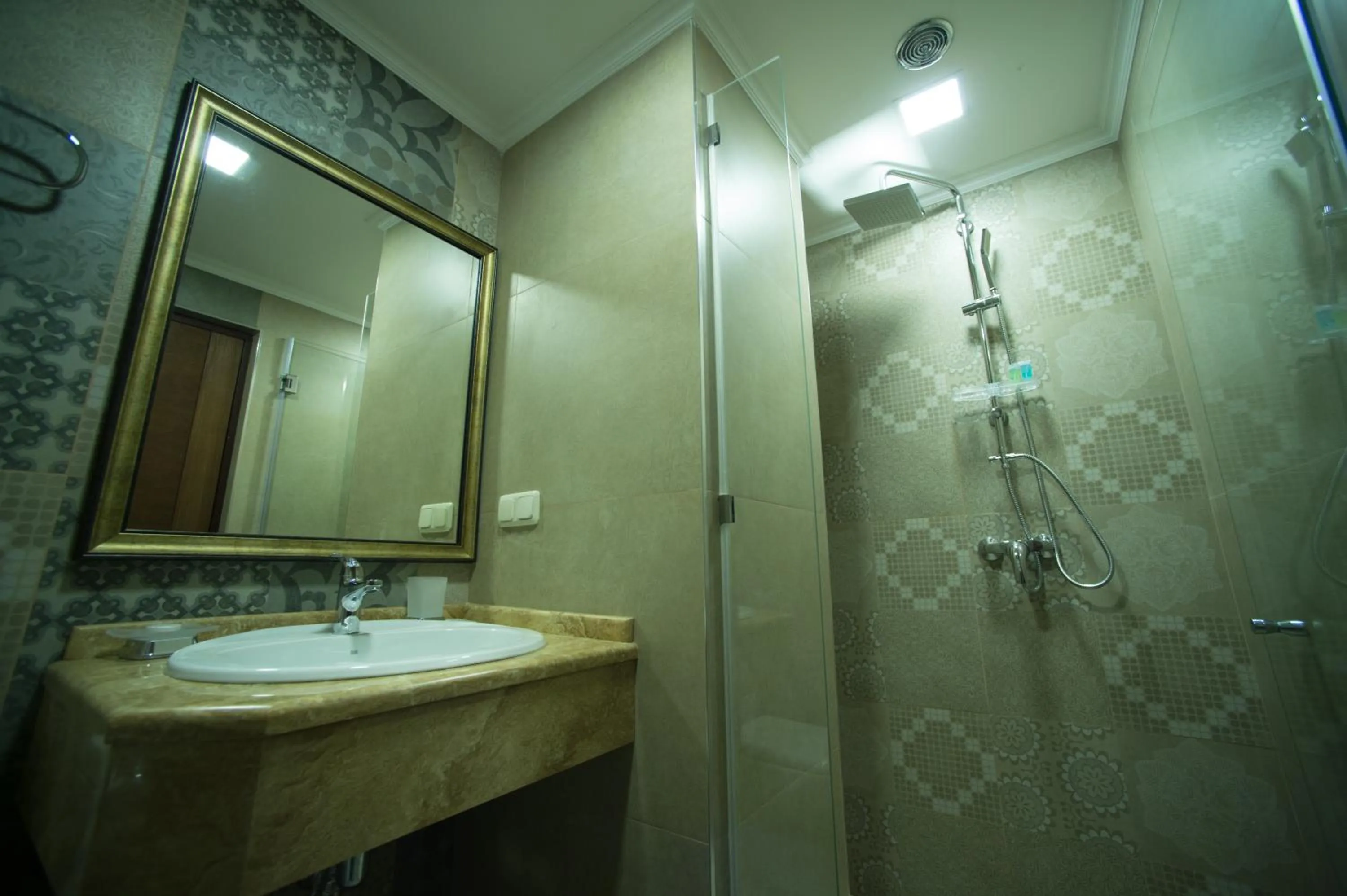 Shower in Boulevard Hotel