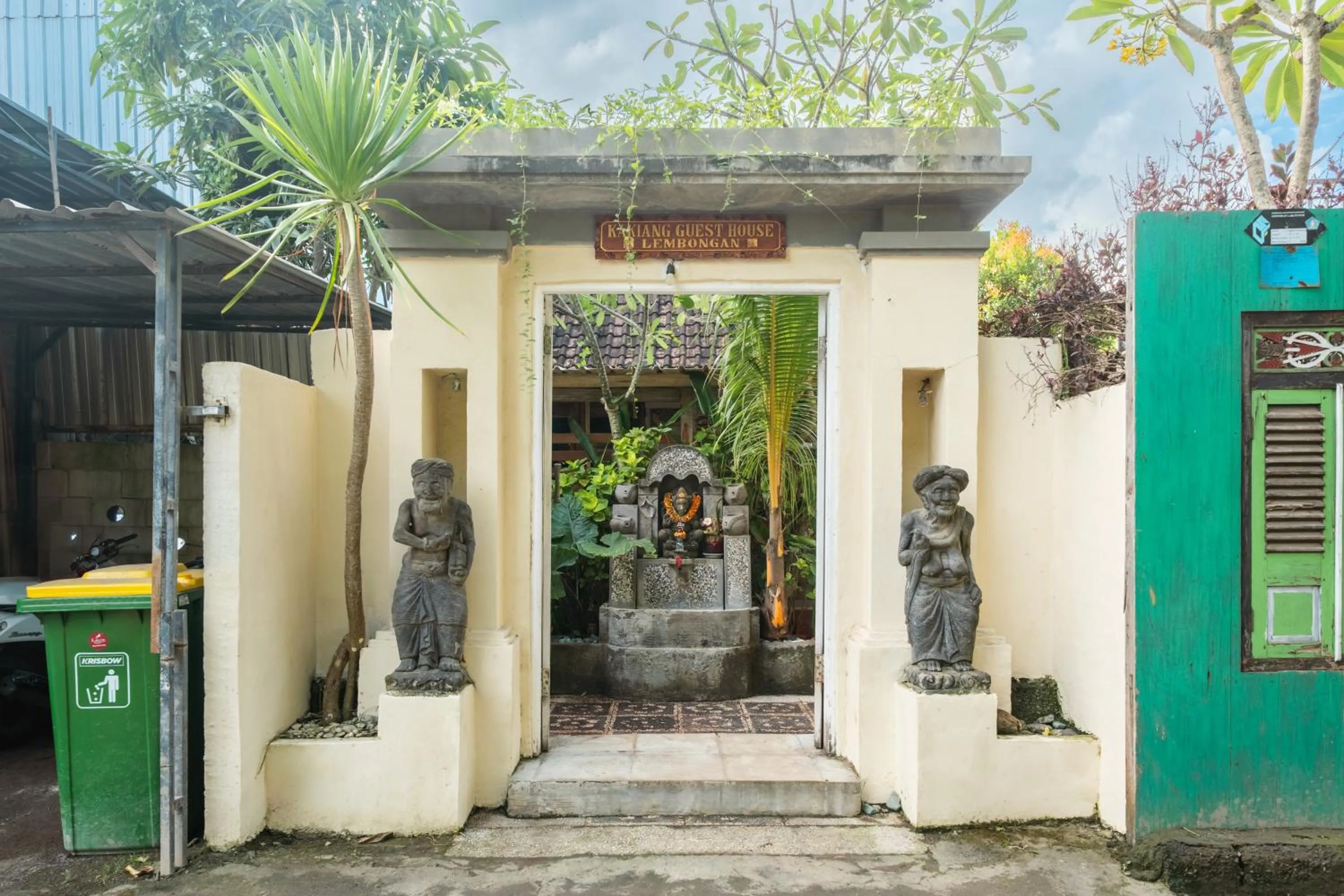 Facade/entrance in Kakiang Guesthouse