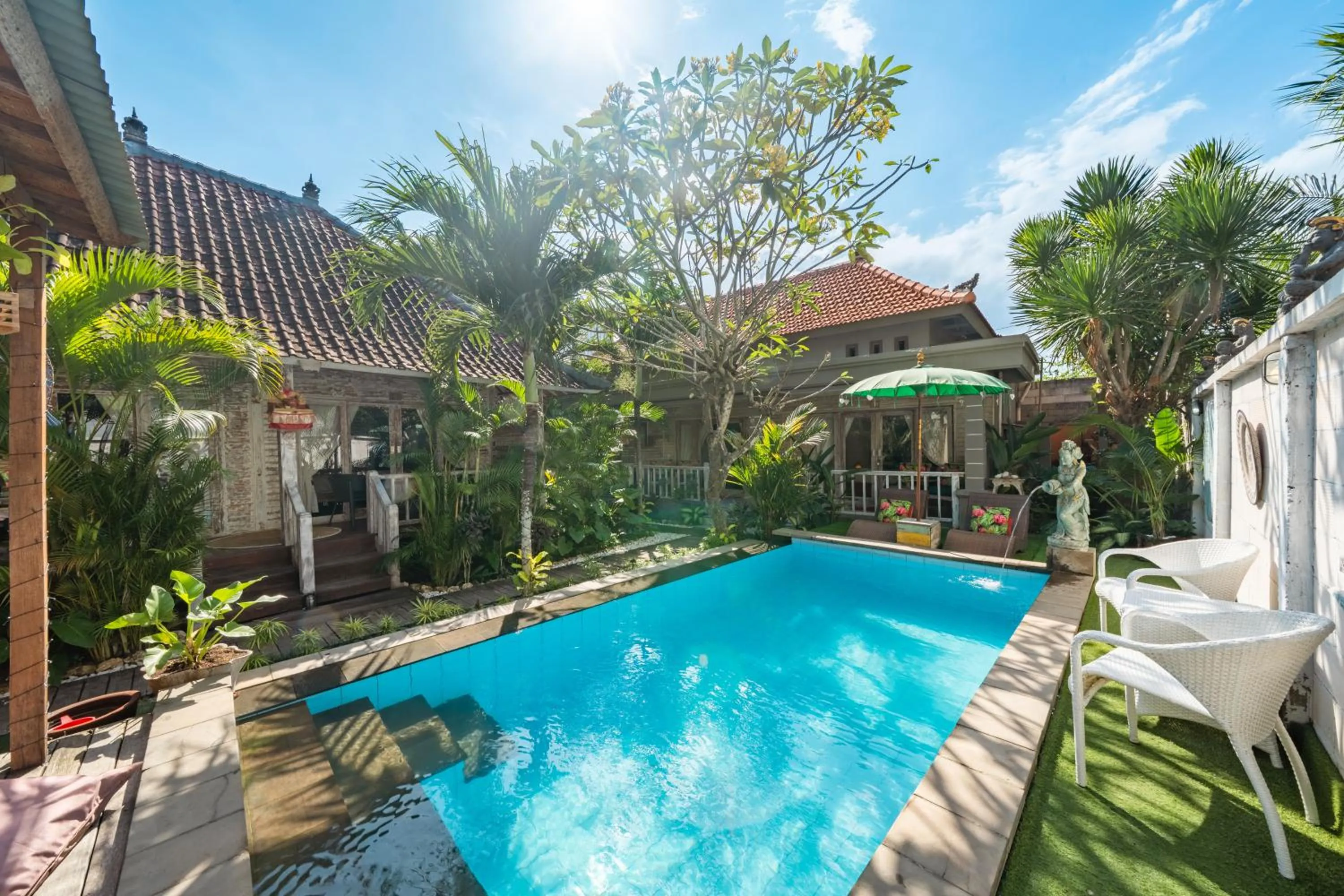Swimming pool in Kakiang Guesthouse