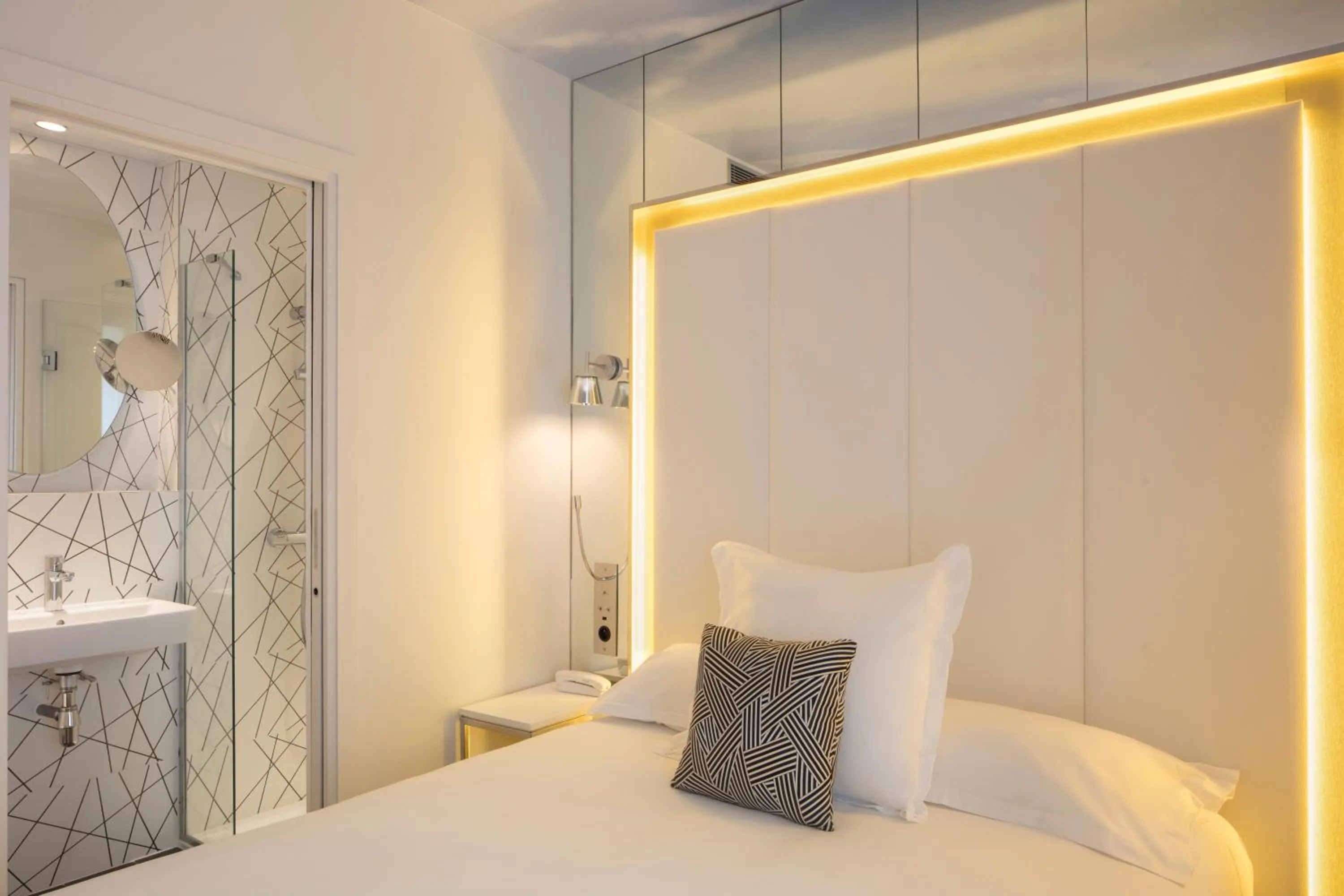 Bed in Nouvel Hôtel Eiffel