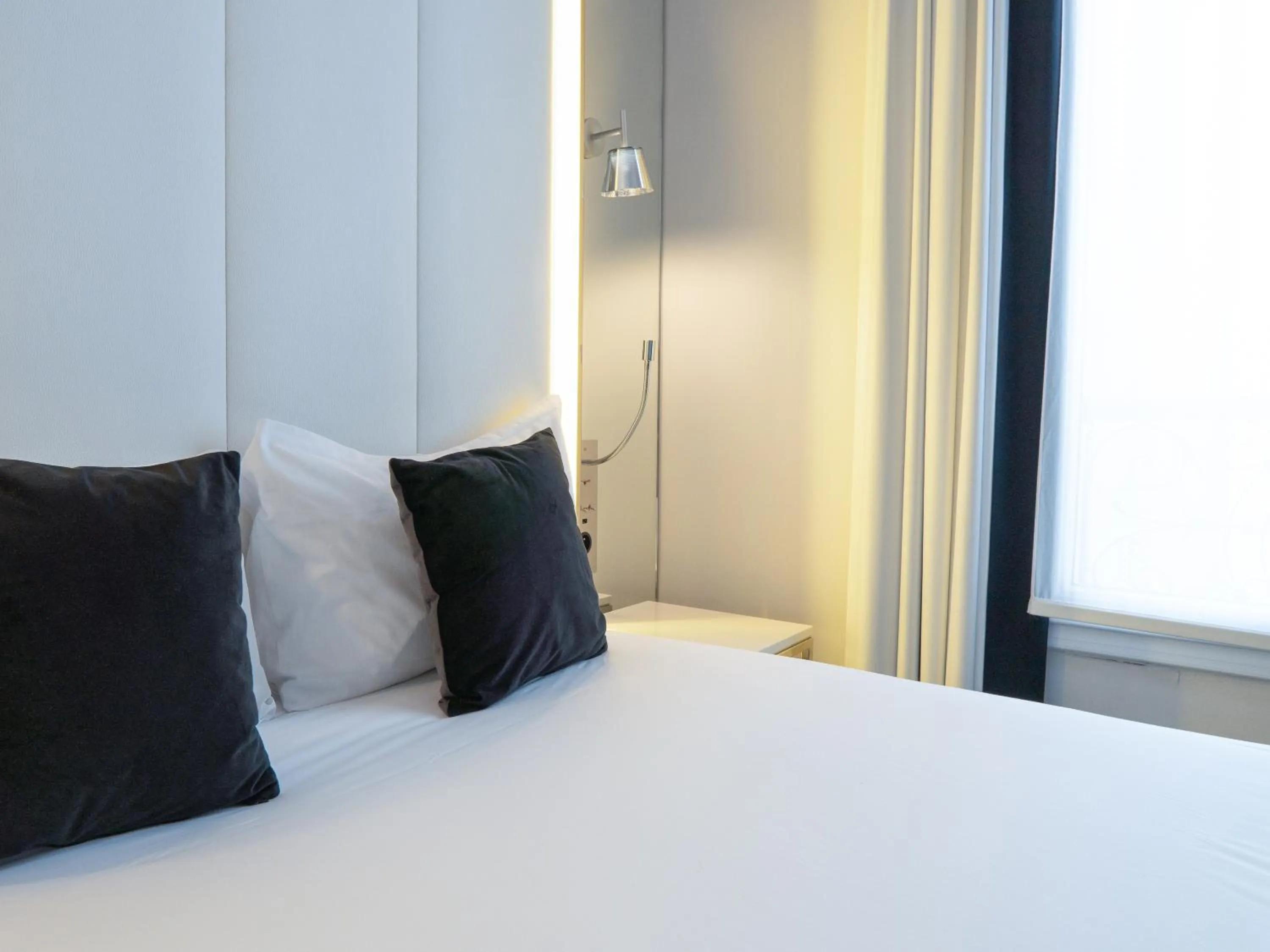 Bedroom, Bed in Nouvel Hôtel Eiffel