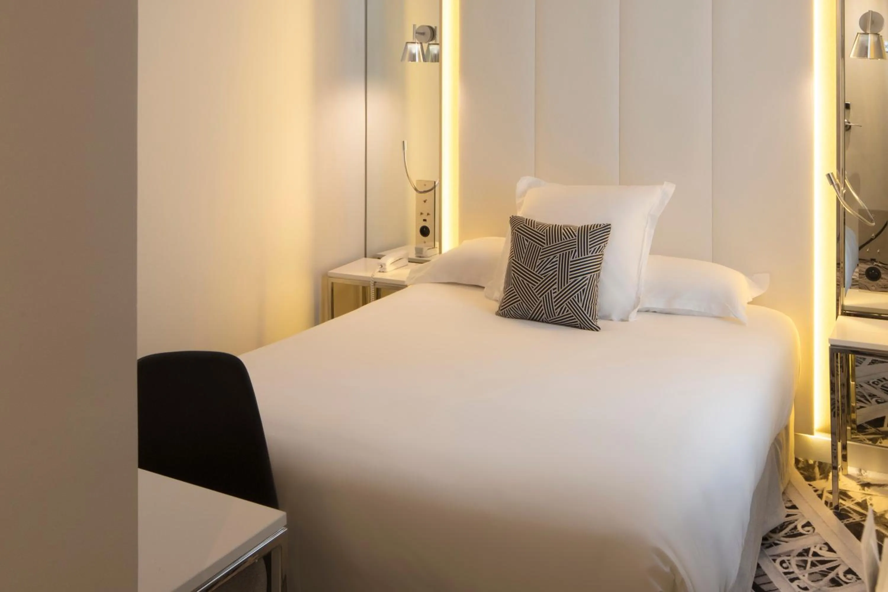 Bed in Nouvel Hôtel Eiffel