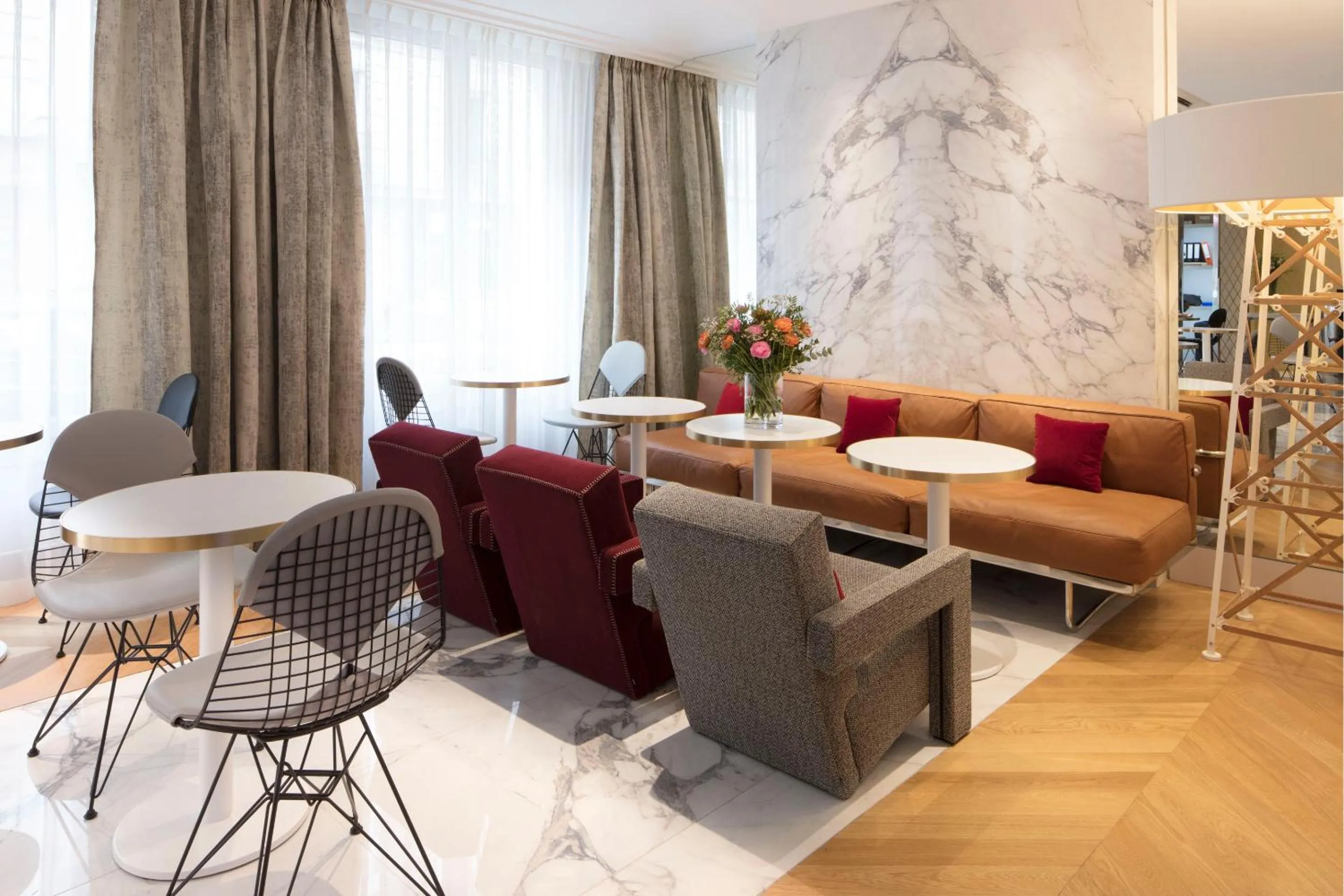 Communal lounge/ TV room in Nouvel Hôtel Eiffel