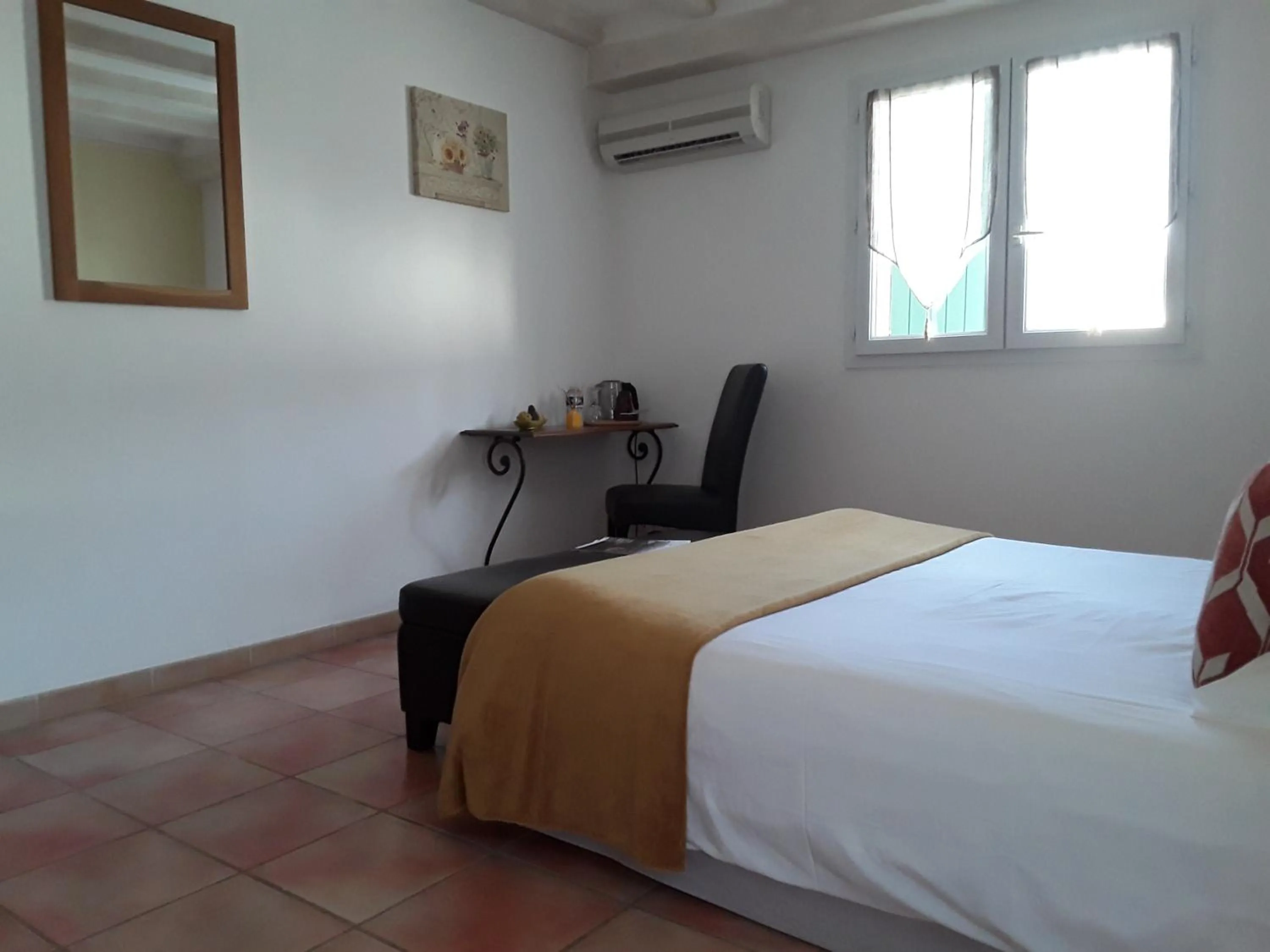 Coffee/tea facilities, Bed in Mas de l'ile