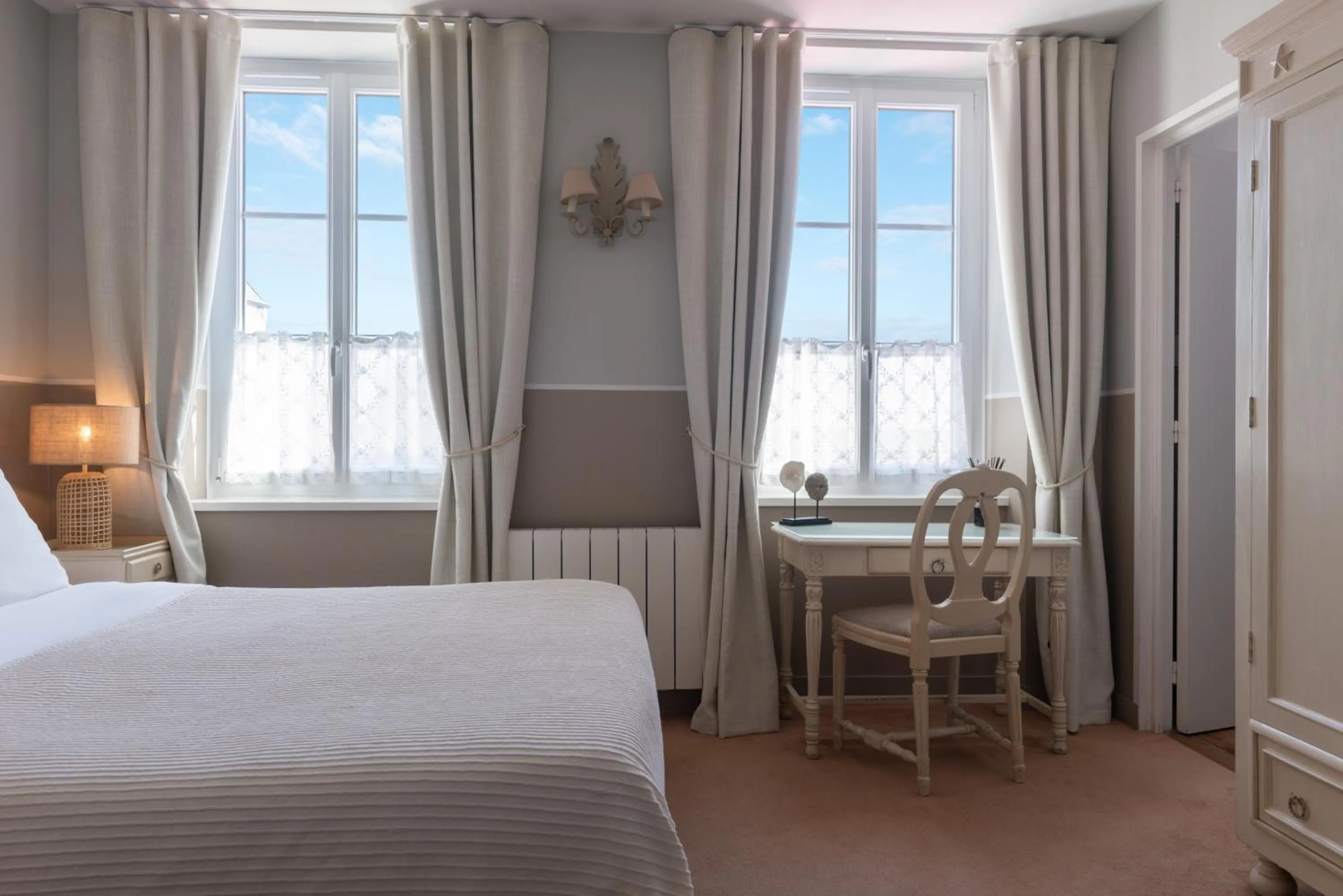 Bedroom, Bed in Hôtel Traiteur Les Ormes, The Originals Relais