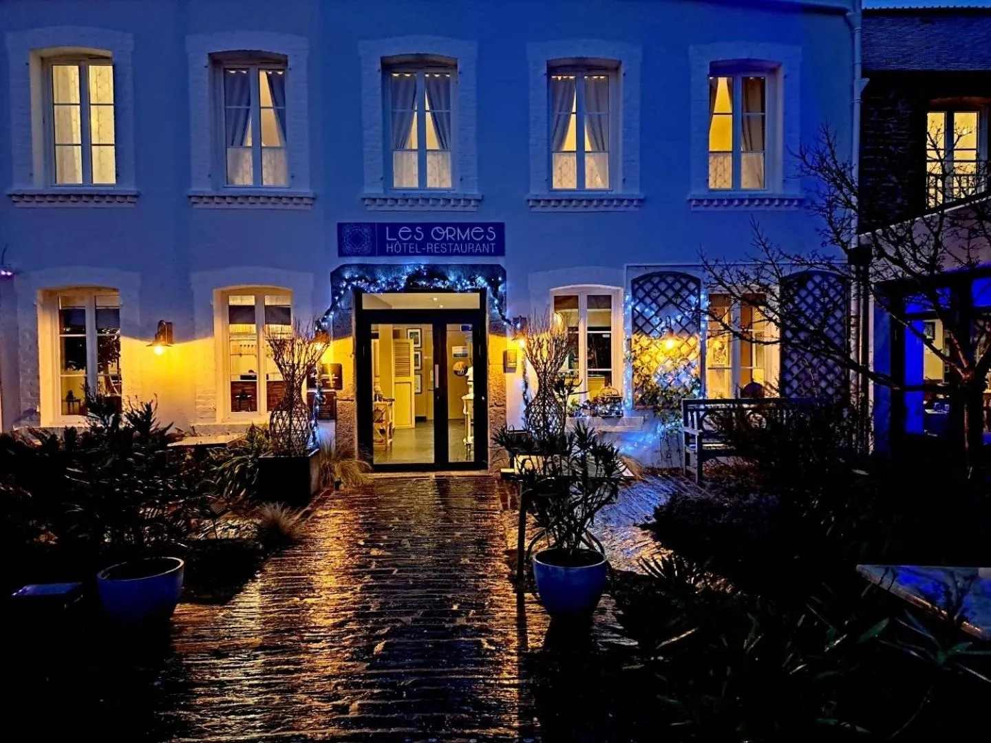 Facade/entrance in Hôtel Traiteur Les Ormes, The Originals Relais