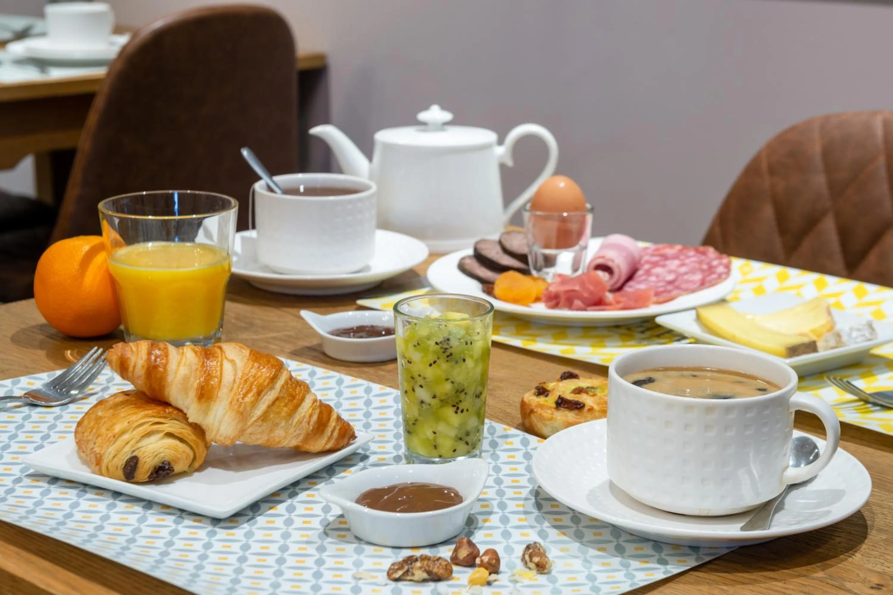 Food and drinks in Hôtel Traiteur Les Ormes, The Originals Relais