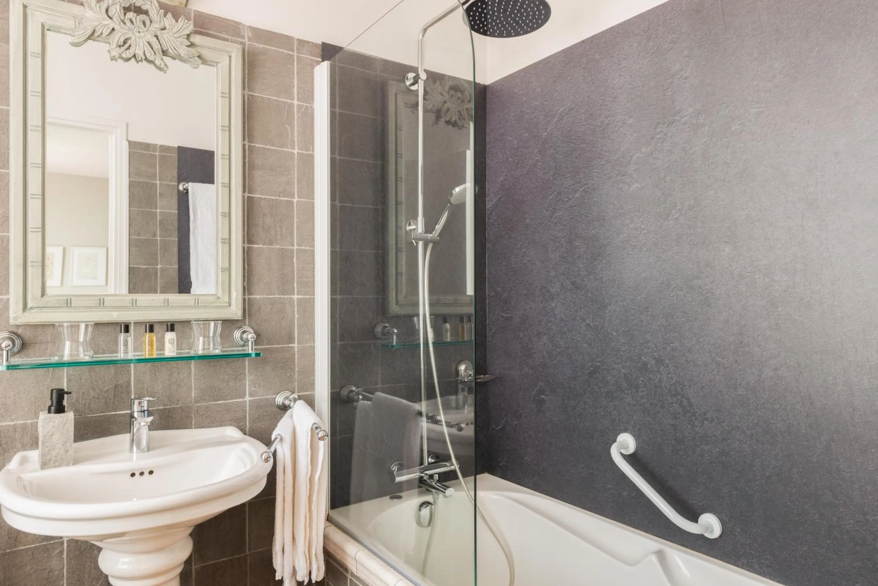 Bathroom in Hôtel Traiteur Les Ormes, The Originals Relais