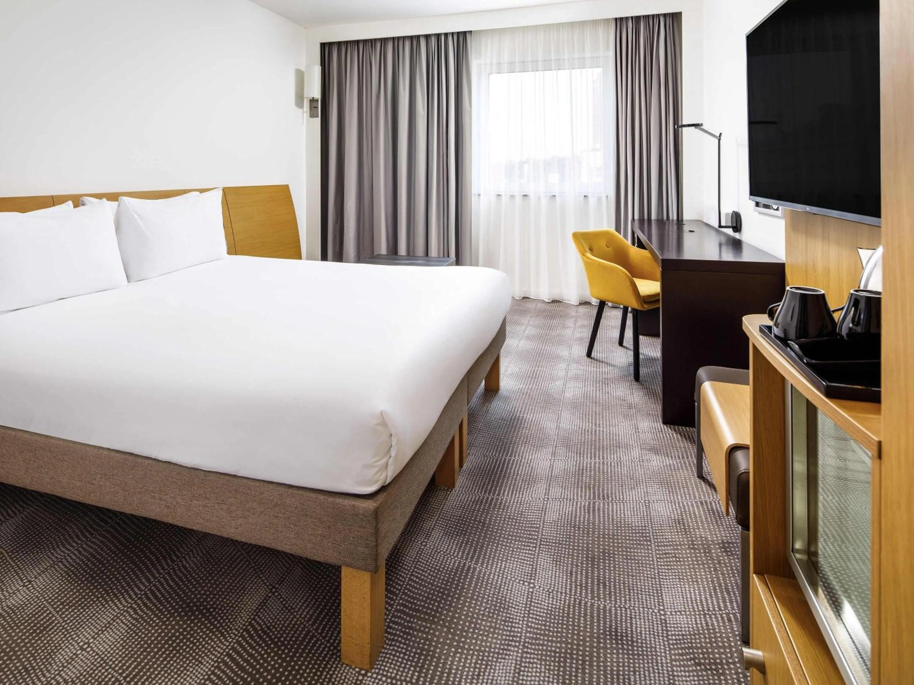 Bedroom, Bed in Novotel London Greenwich
