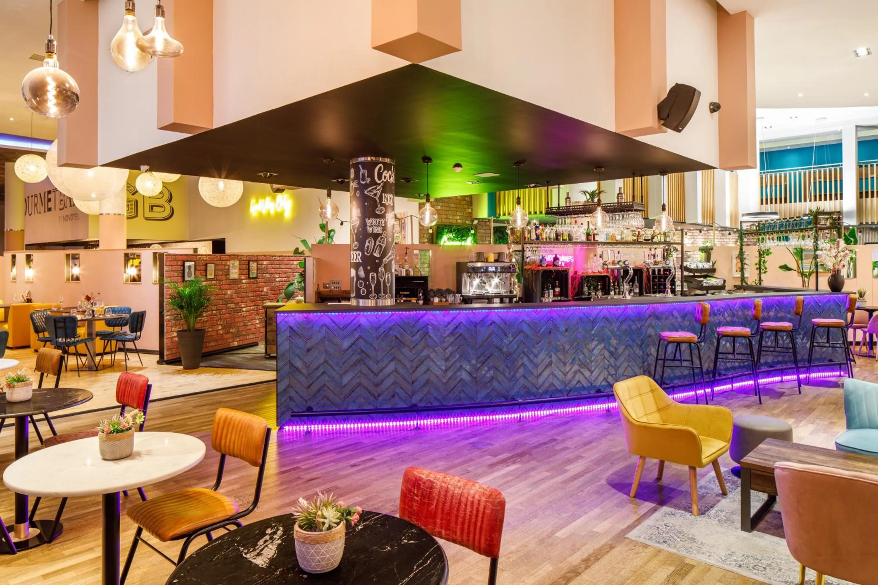 Lounge or bar in Novotel London Greenwich