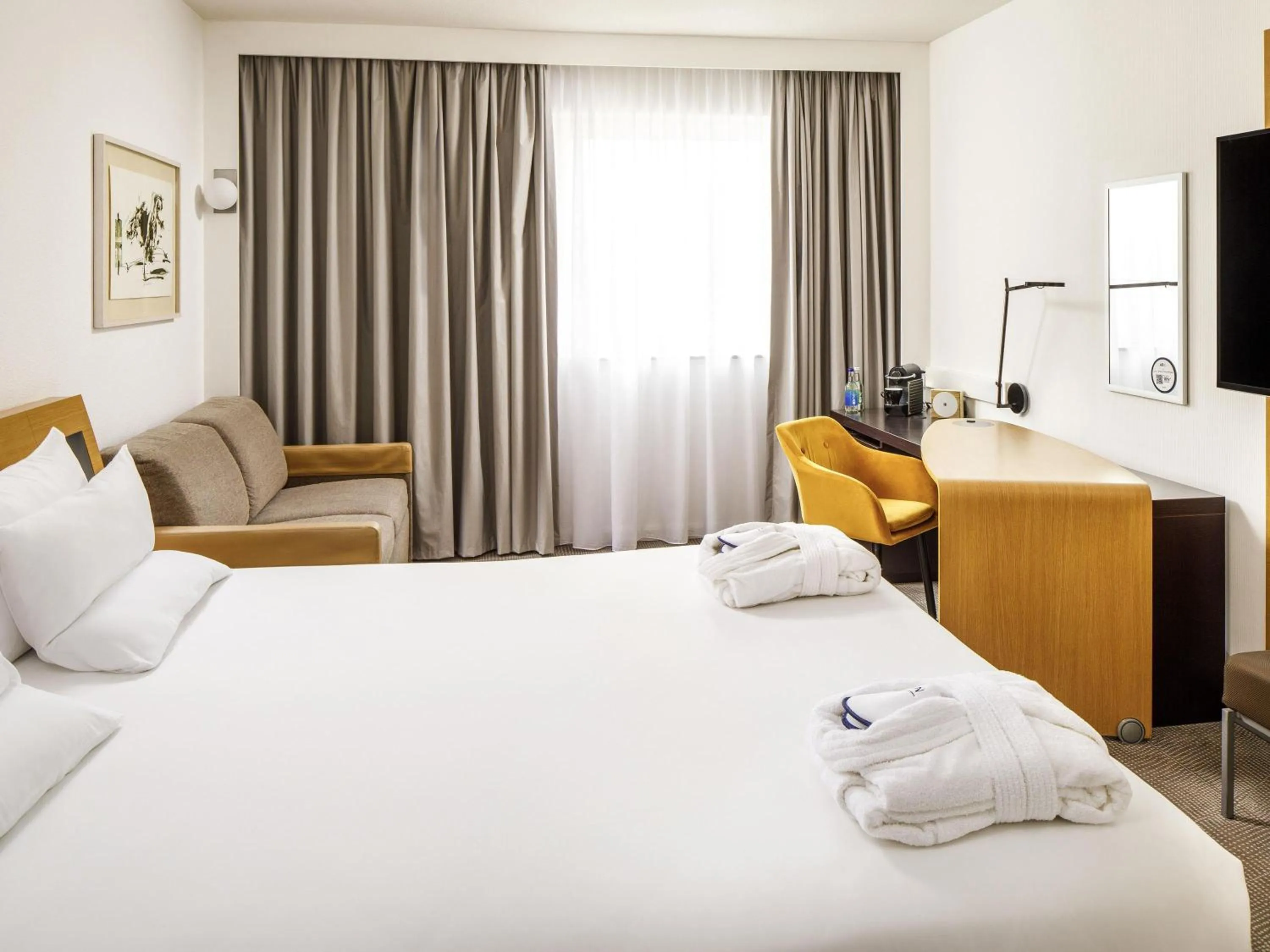 Bedroom, Bed in Novotel London Greenwich