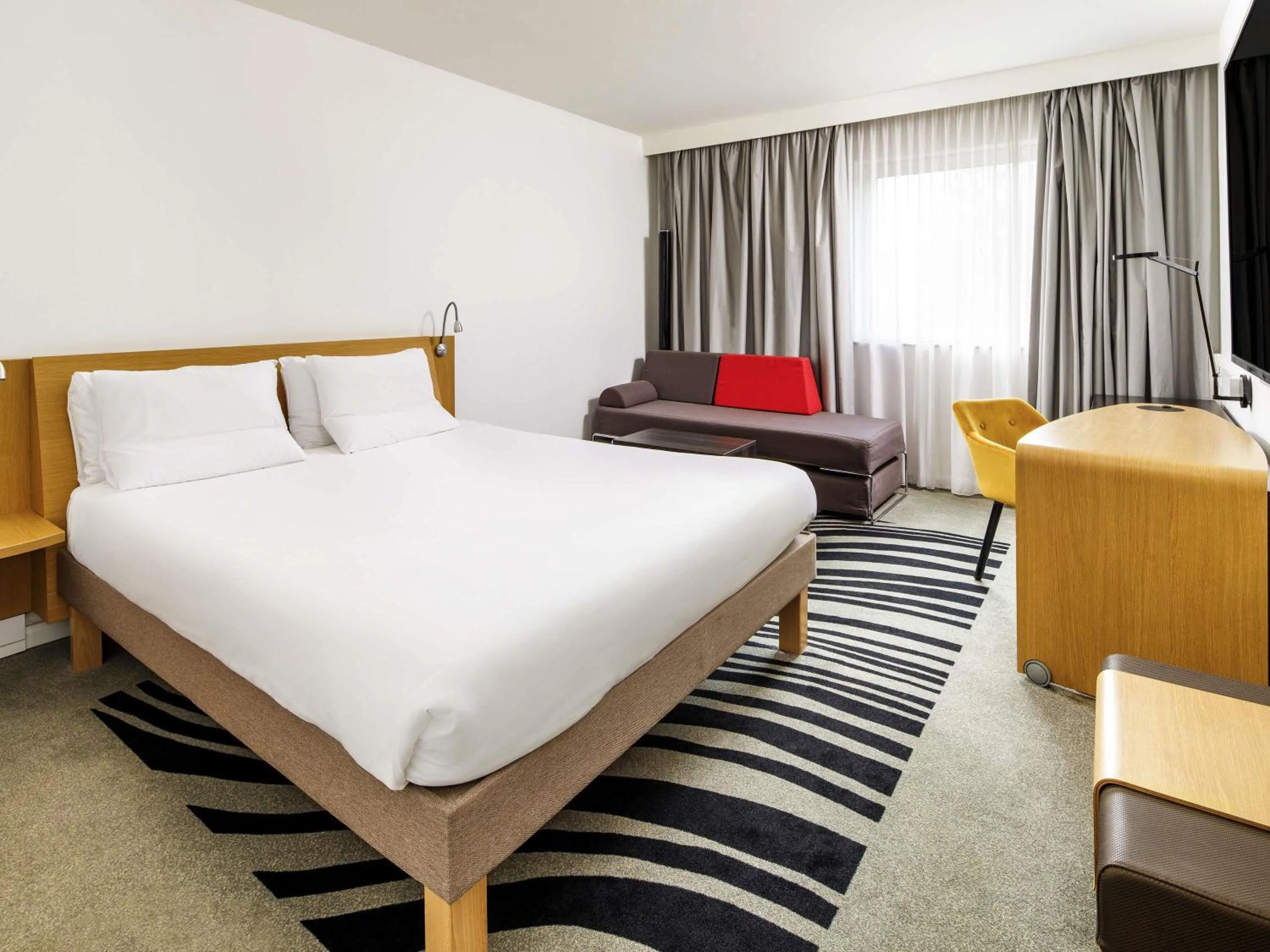 Bedroom, Bed in Novotel London Greenwich