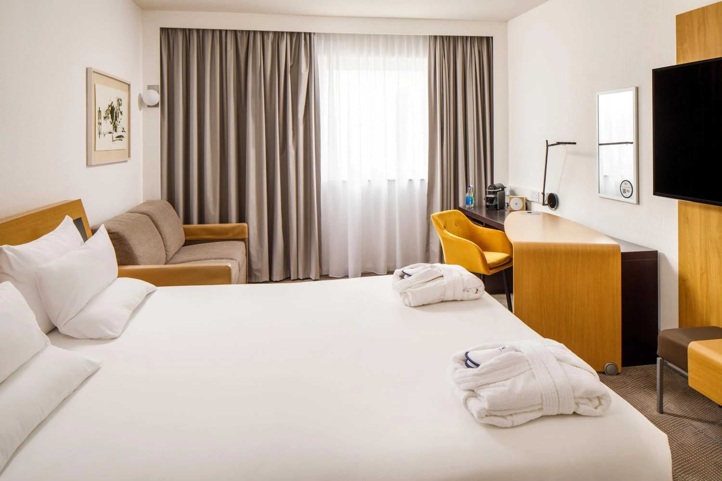 Bedroom, Bed in Novotel London Greenwich