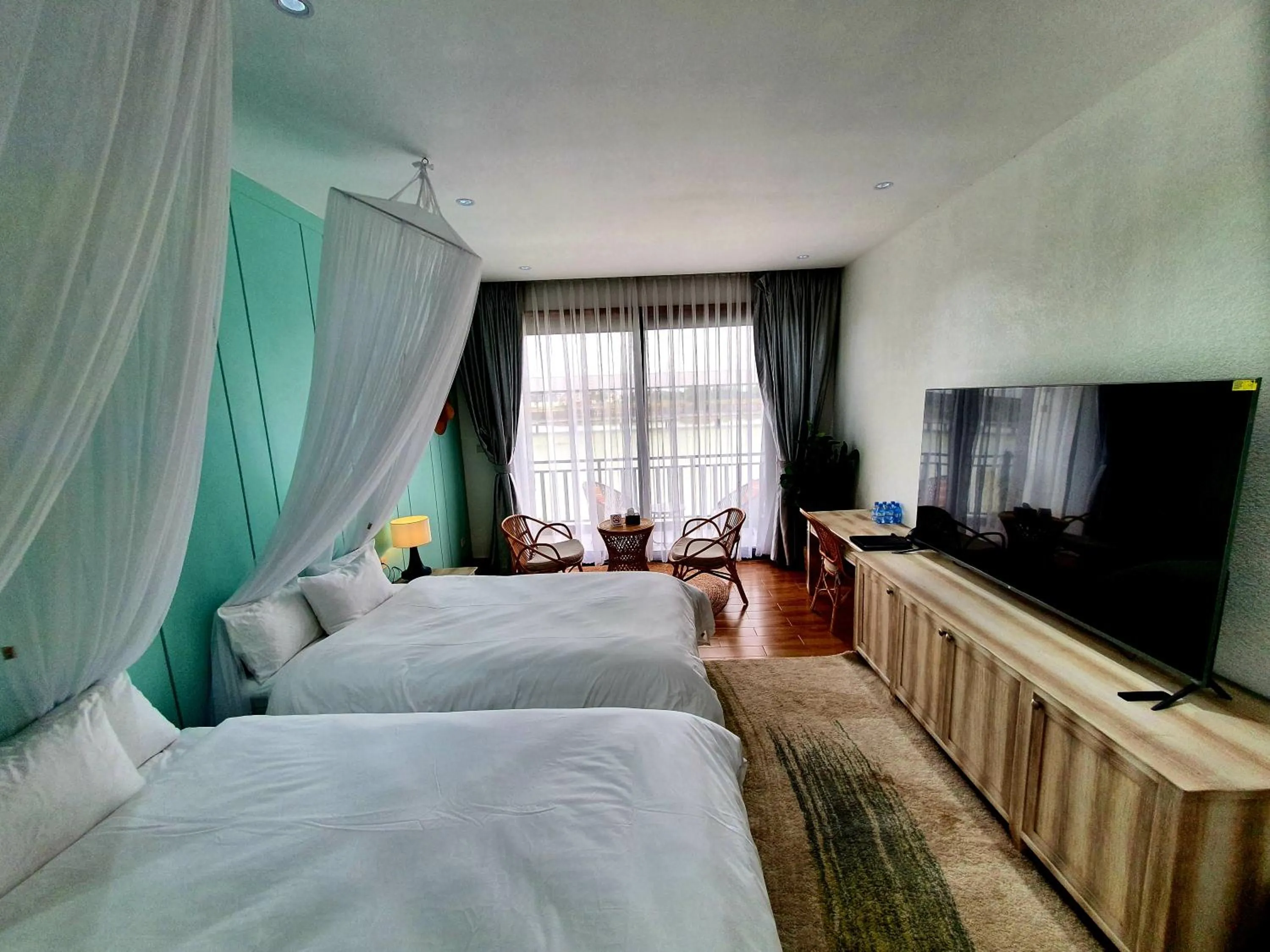 Communal lounge/ TV room, Bed in Shanghai Resort