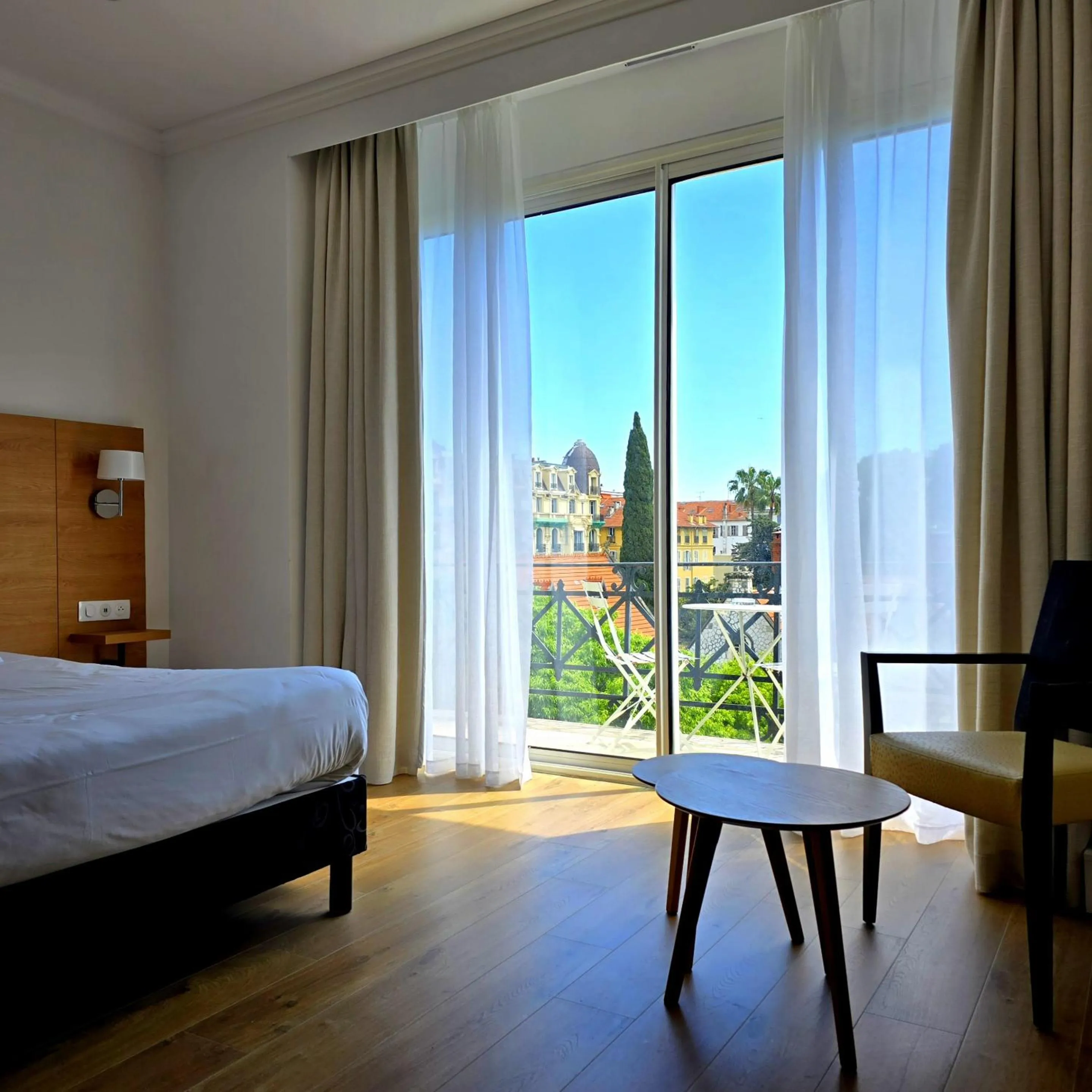 Bedroom, Bed in Hotel Carlton Nice