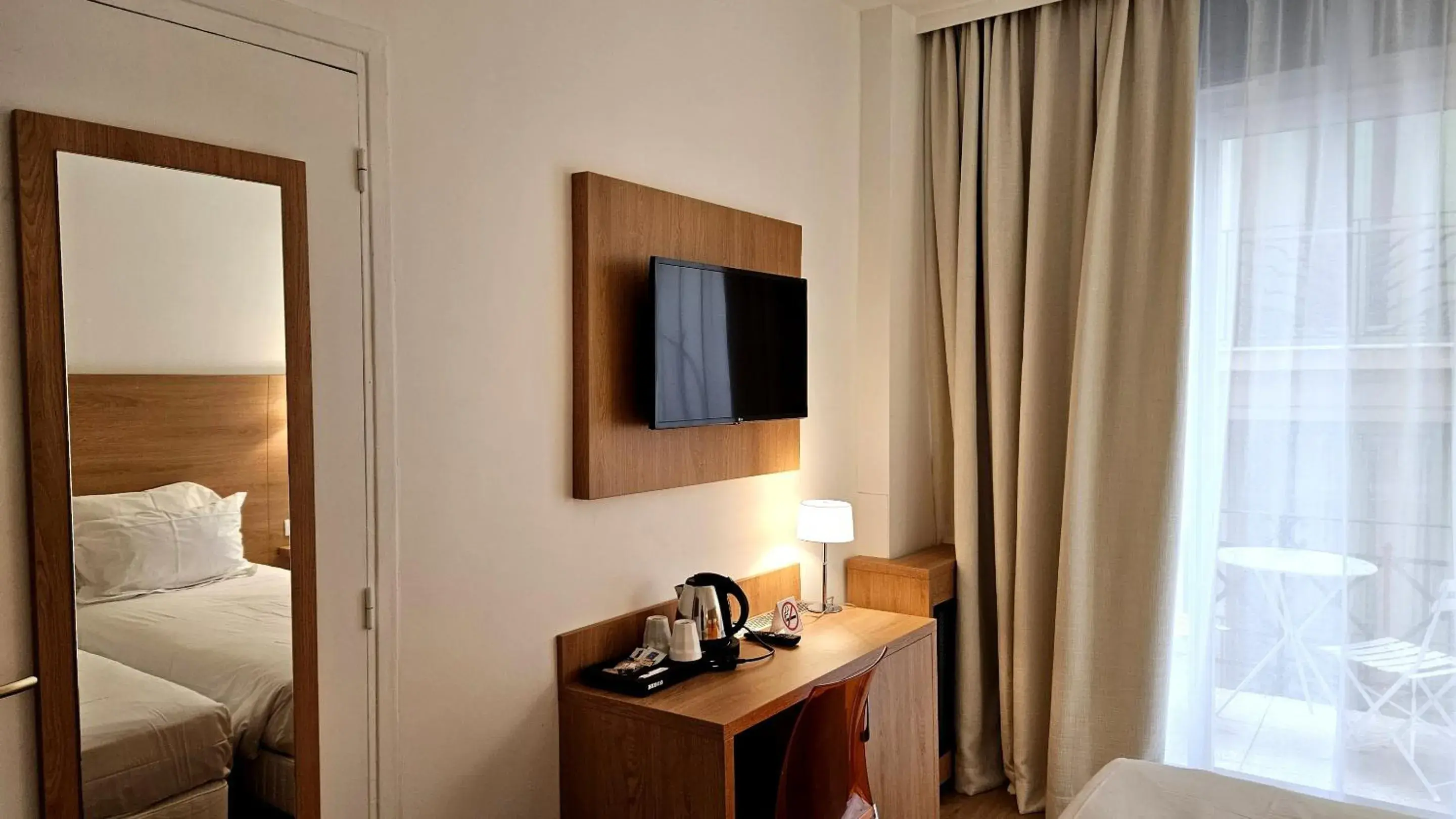 Superior Twin Room in Hotel Carlton Nice, Fully Renovated Superior Twin Room in Hotel Carlton Nice, Fully Renovated