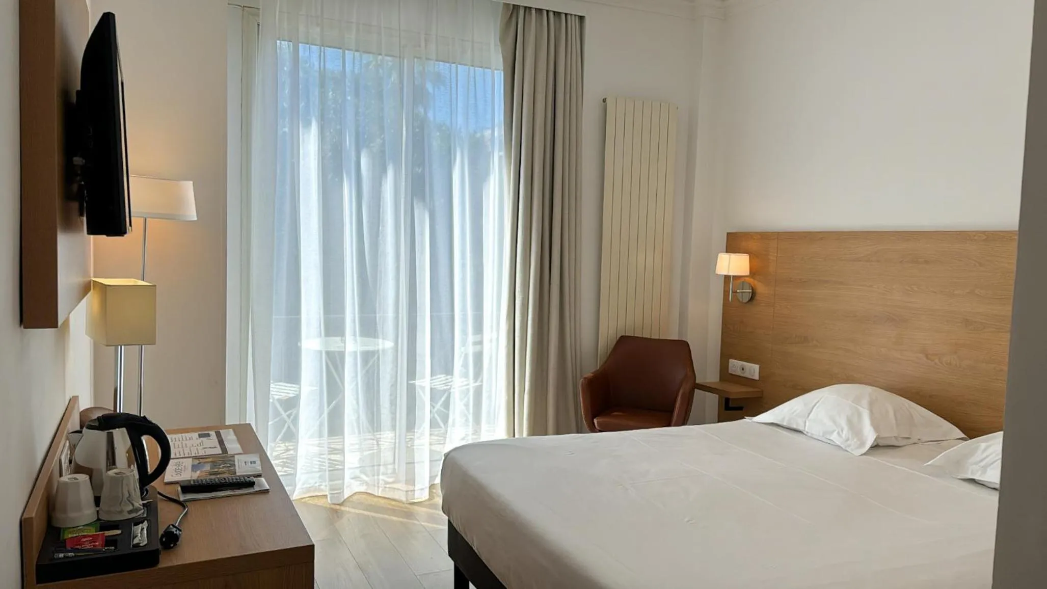 Bed in Hotel Carlton Nice, Partially Renovated