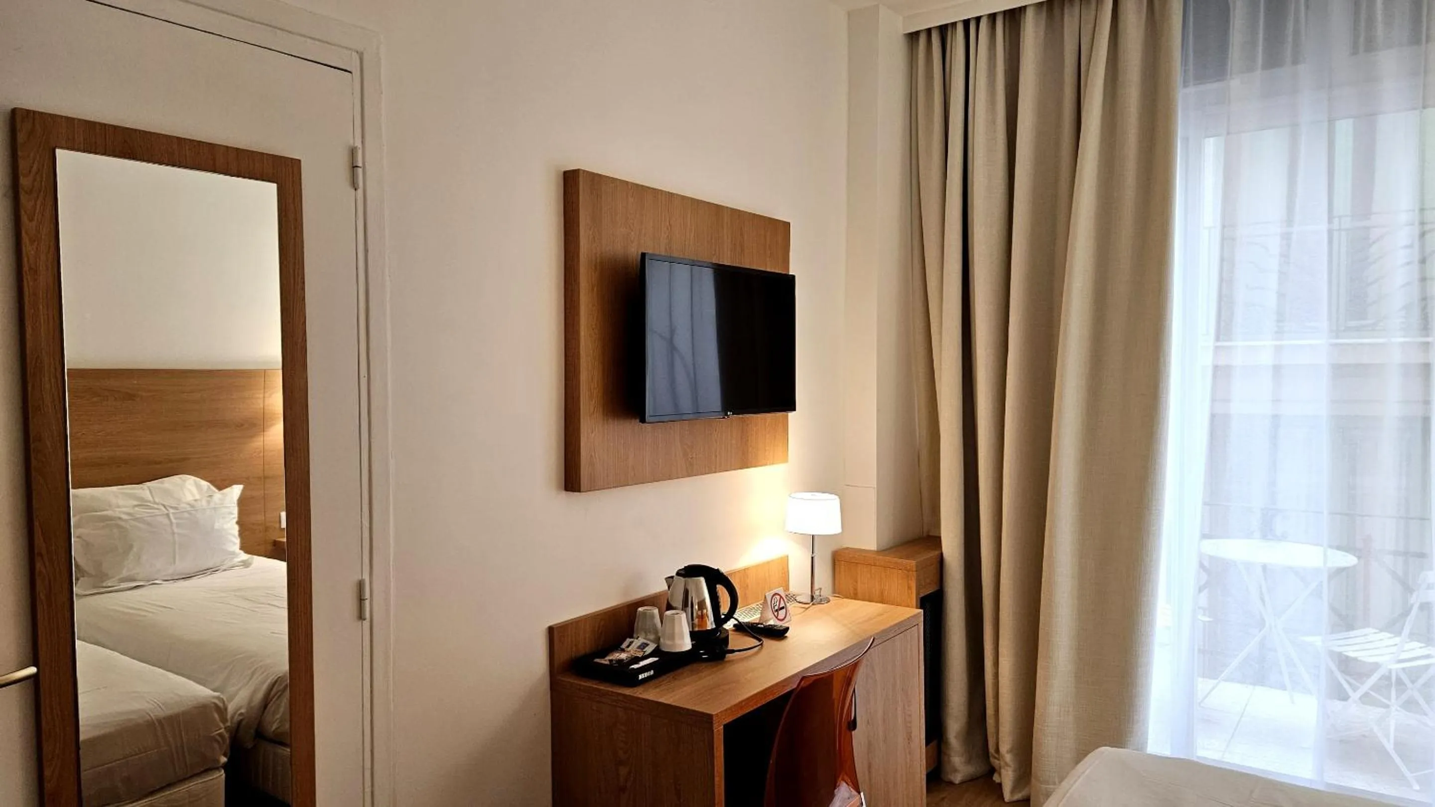 Bedroom, Bed in Hotel Carlton Nice