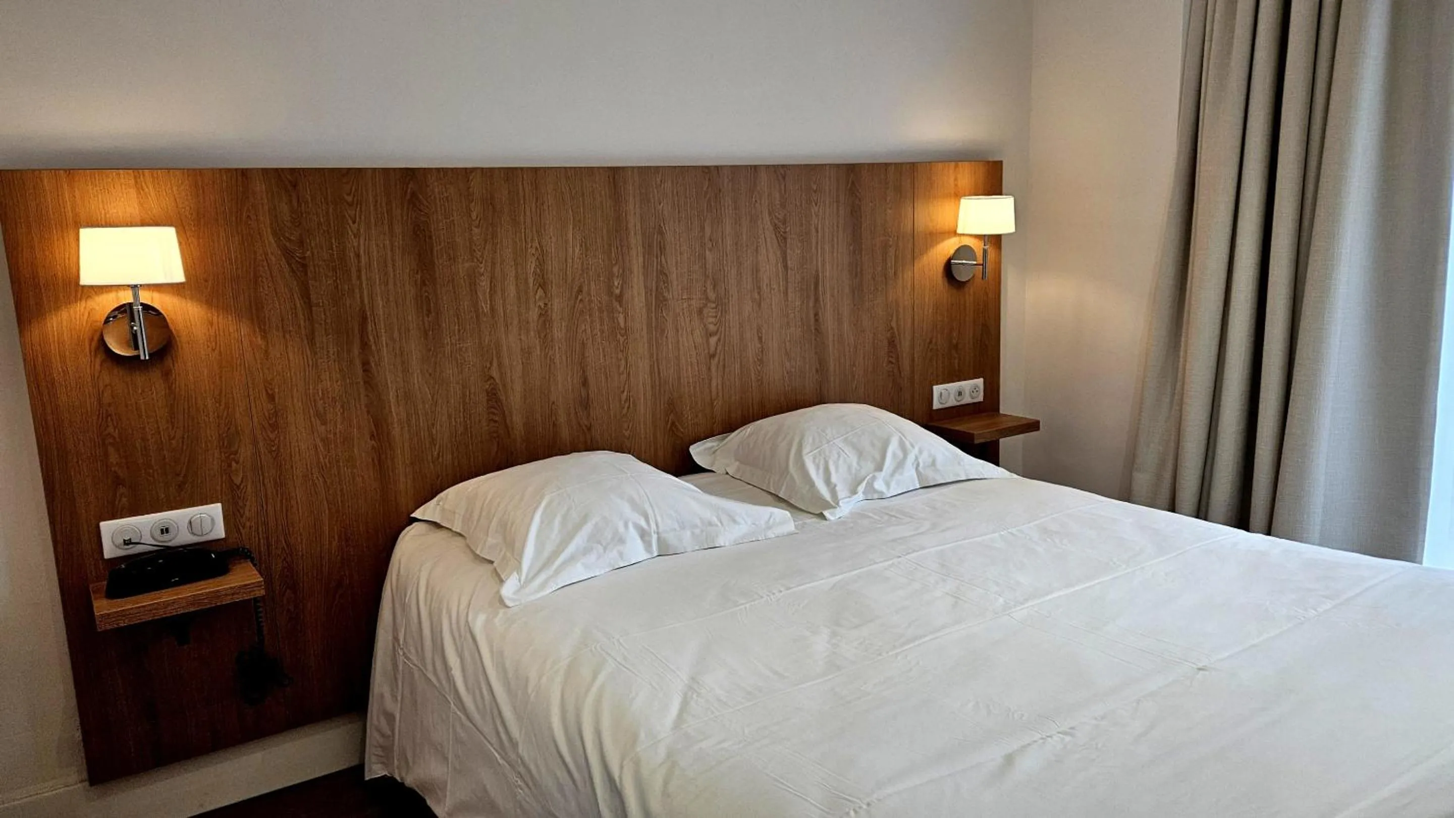 Bedroom, Bed in Hotel Carlton Nice